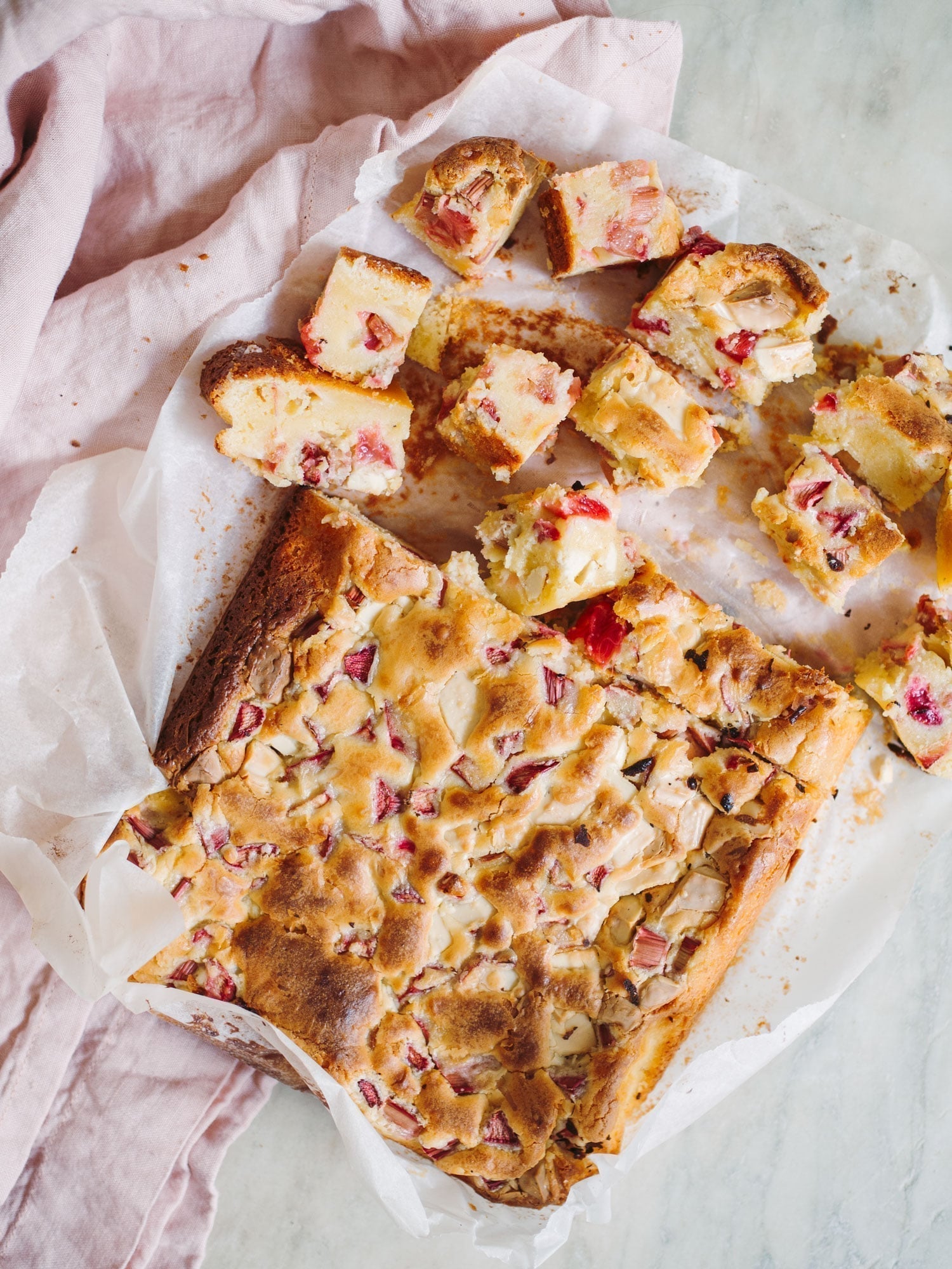Blondies med hvid chokolade og rabarber