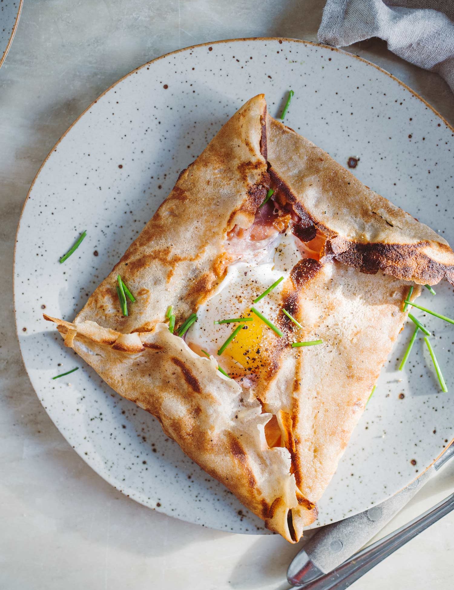 Crêpe med skinke, ost og æg