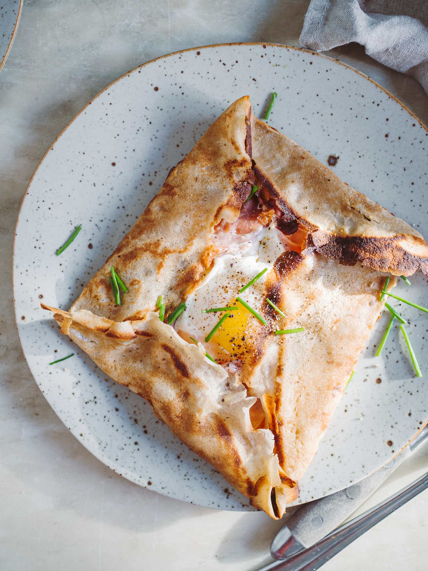 Crêpe med skinke, ost og æg