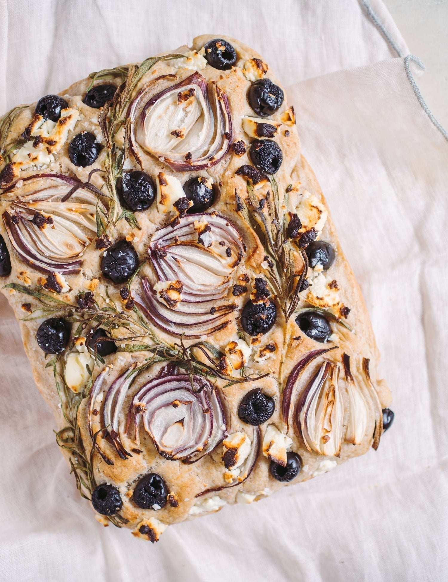 Foccacia med oliven, feta og rødløg