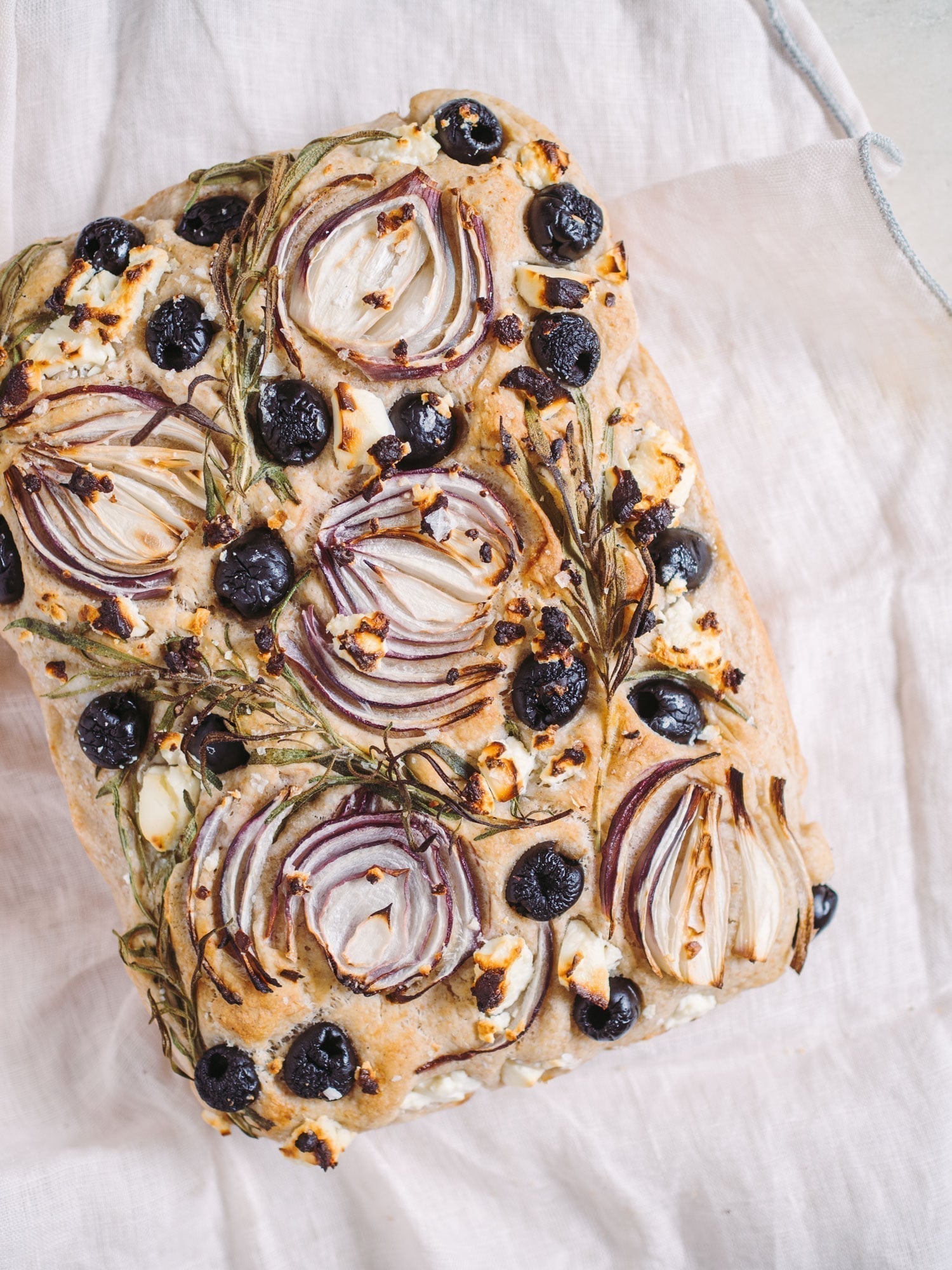 Foccacia med oliven, feta og rødløg