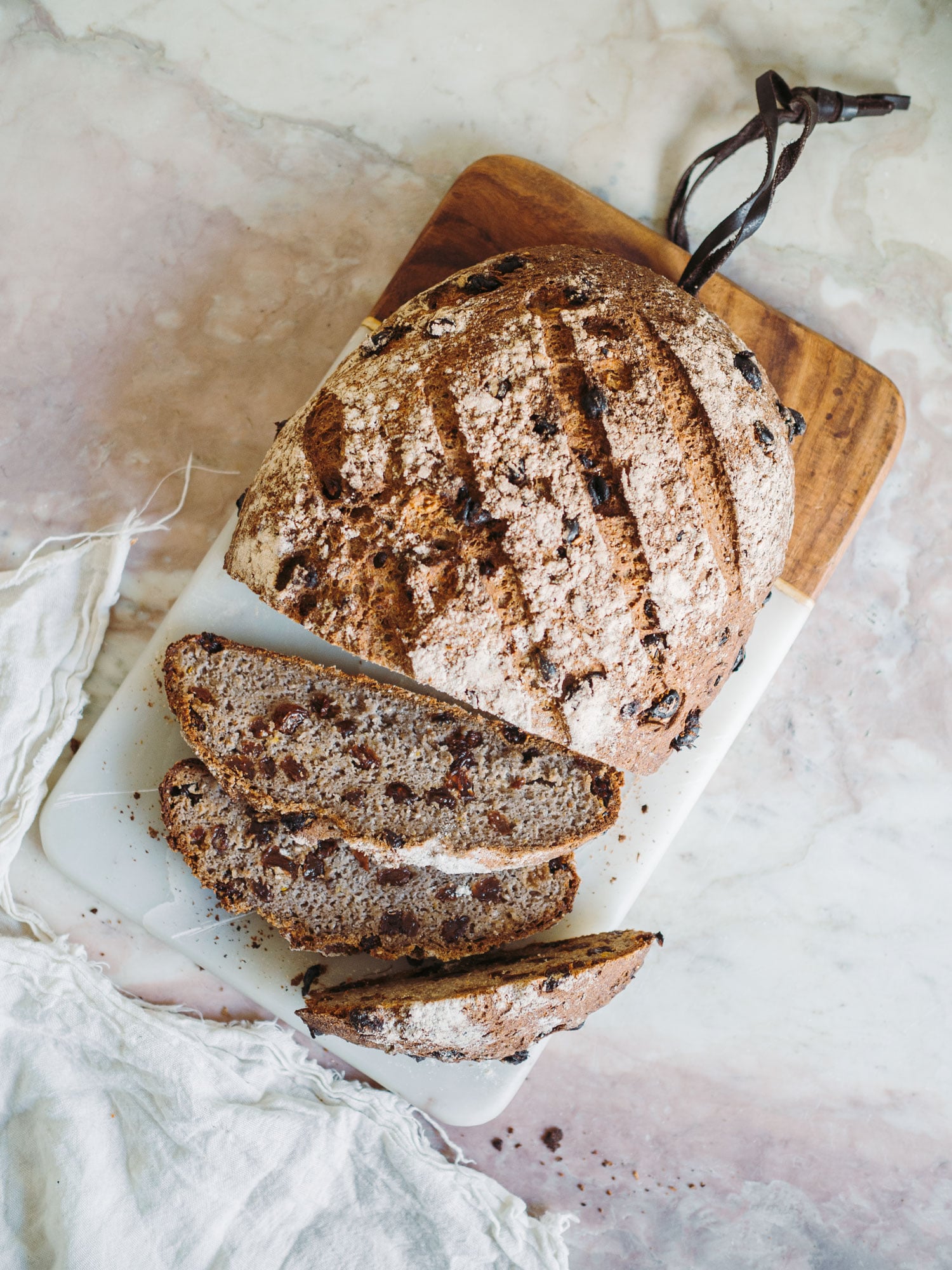Boghvedebrød med rosiner