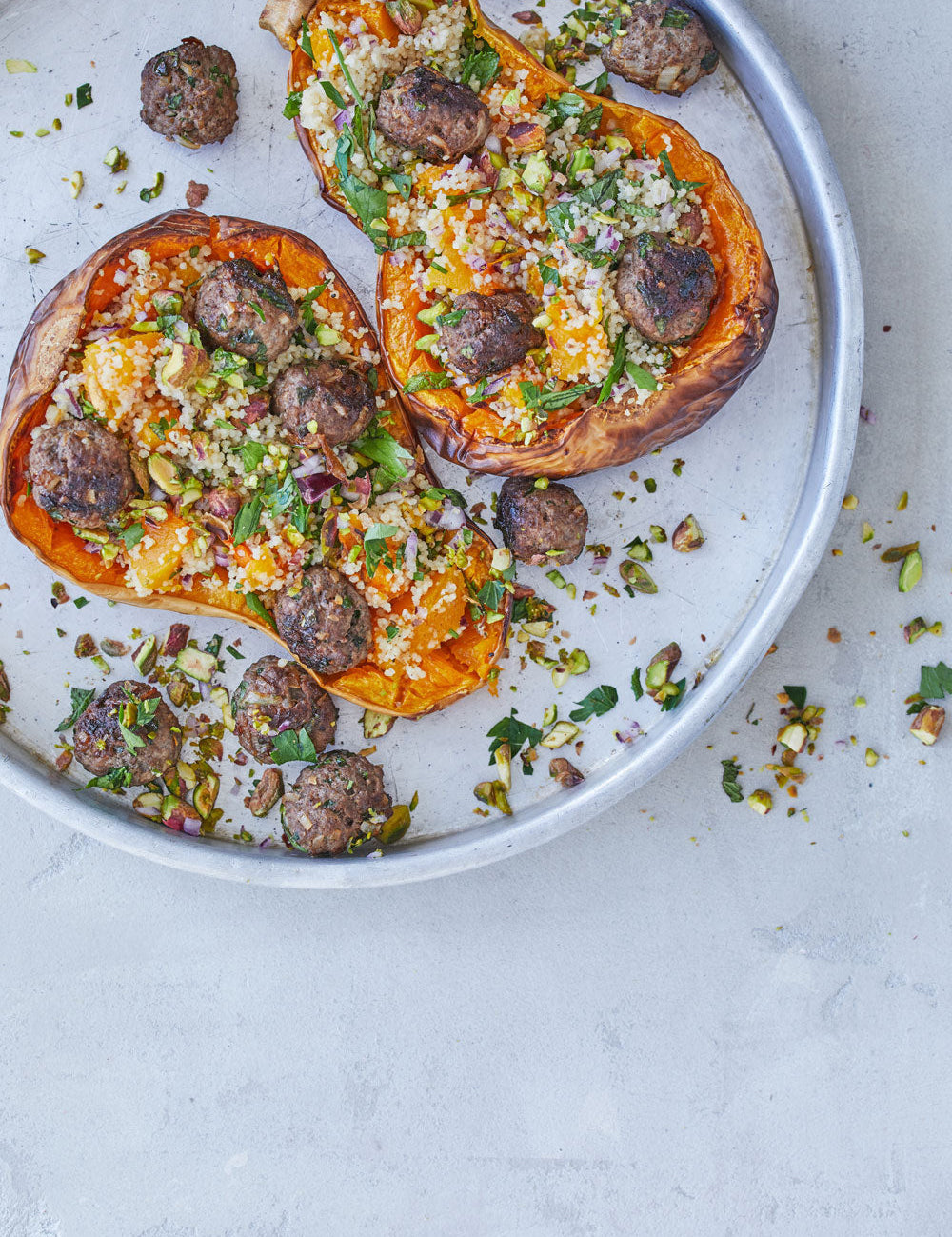 Fyldt græskar med tabbouleh og kebab