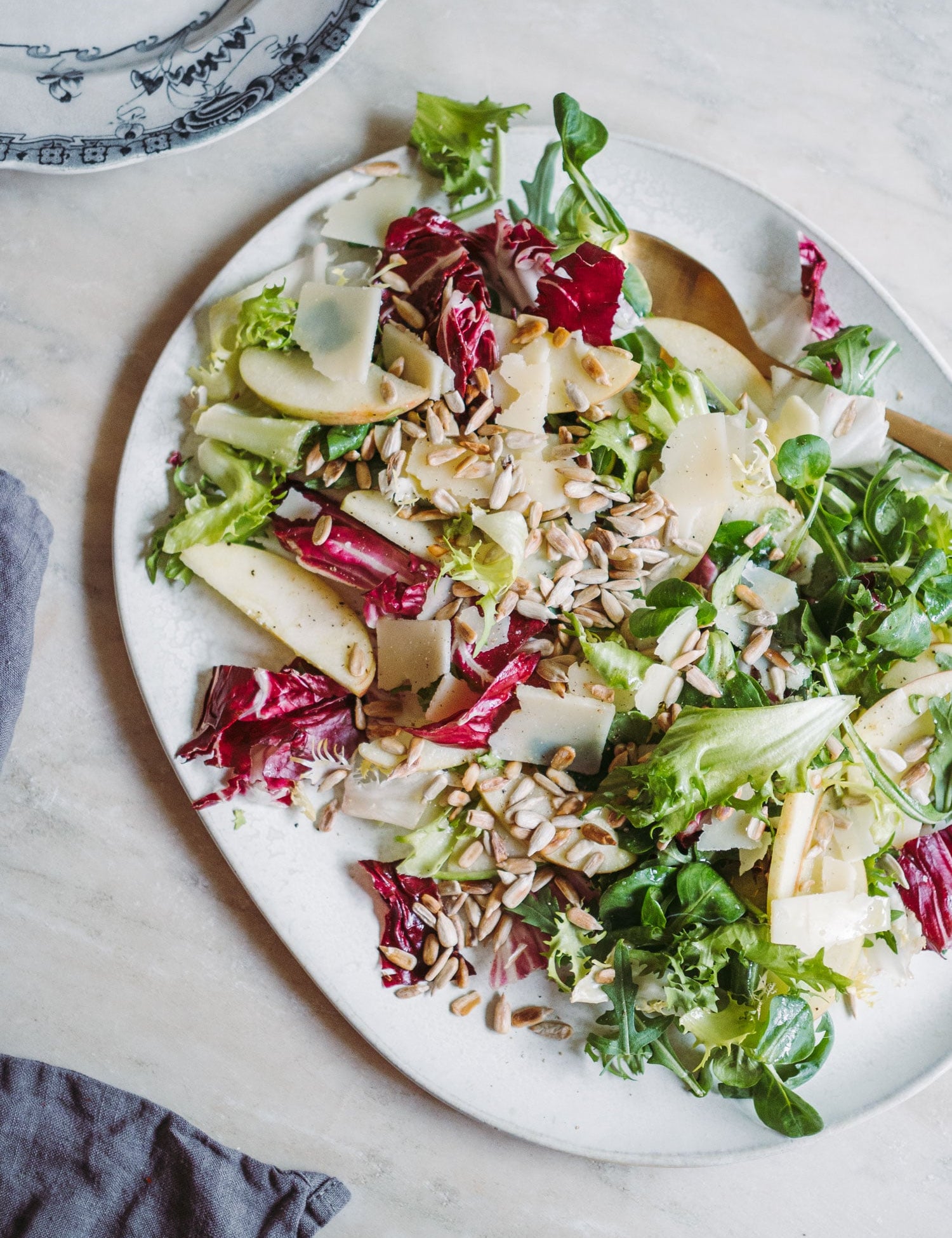 Grøn salat med æble og parmesan
