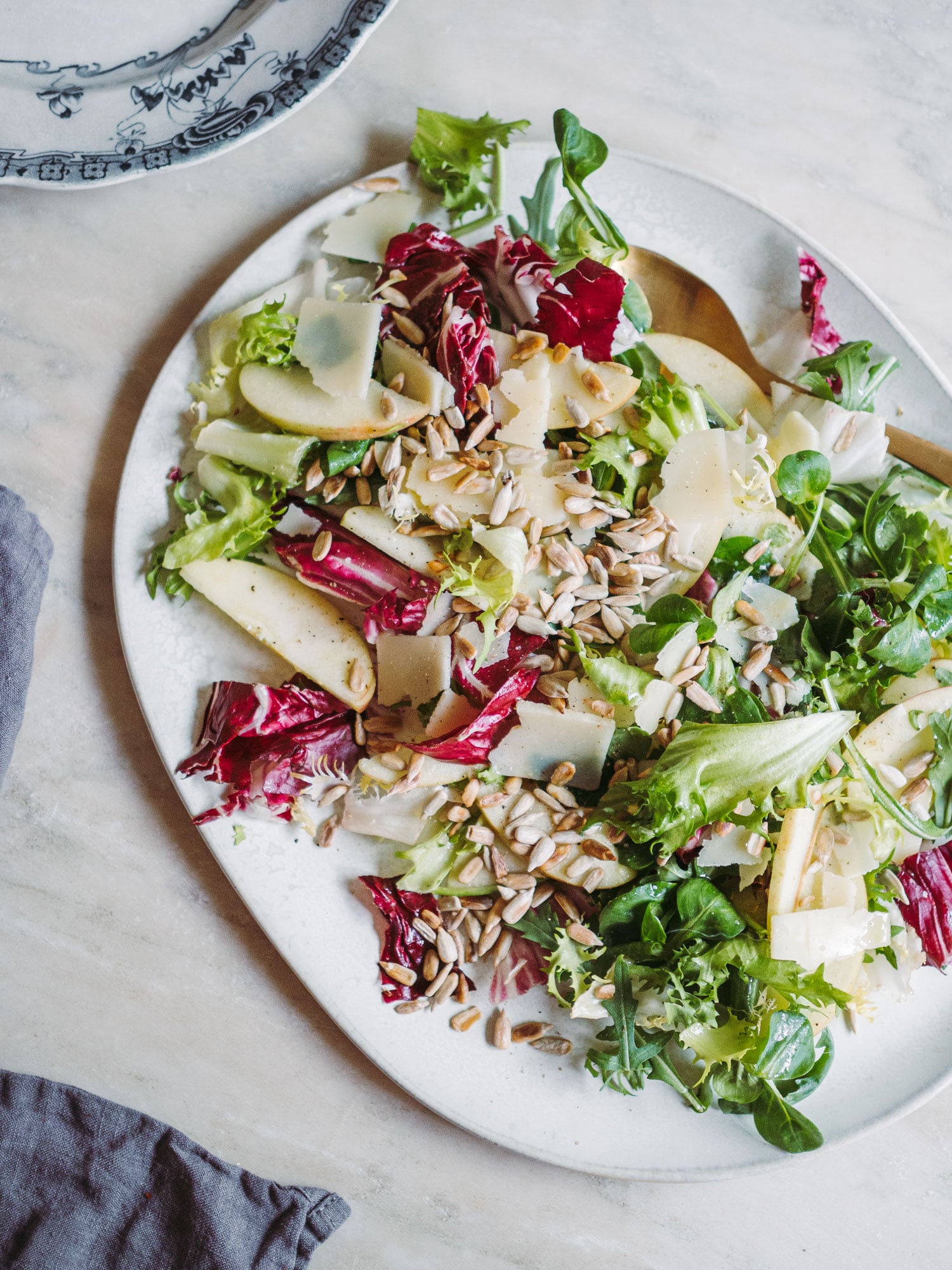 Grøn salat med æble og parmesan