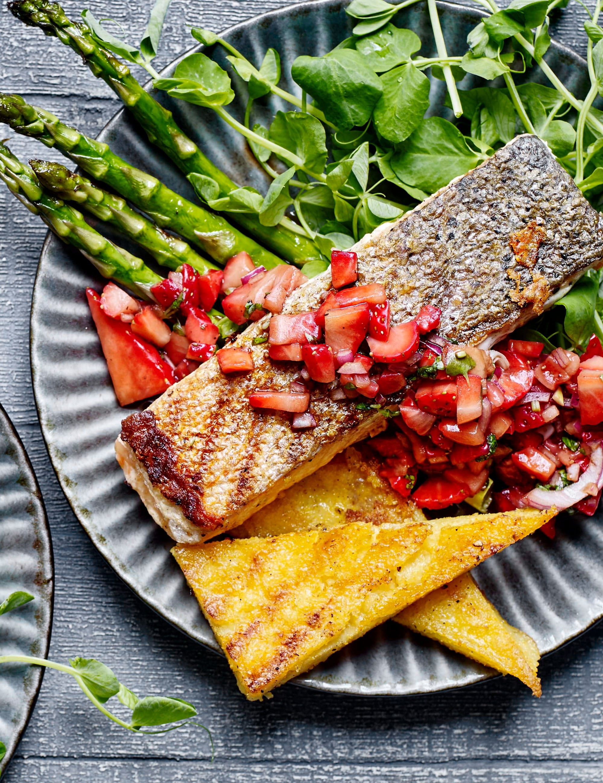 Grillet laks og polenta med jordbærsalsa