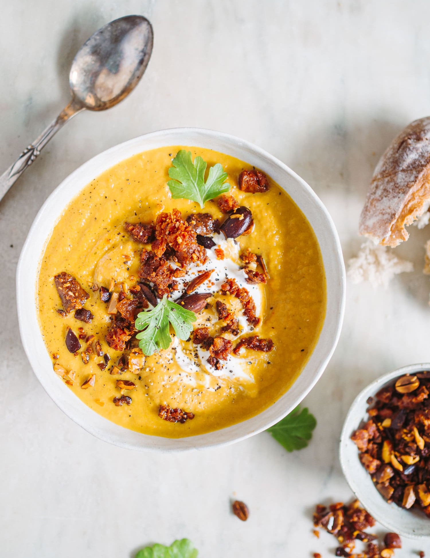 Gulerodssuppe med chorizo og mandler