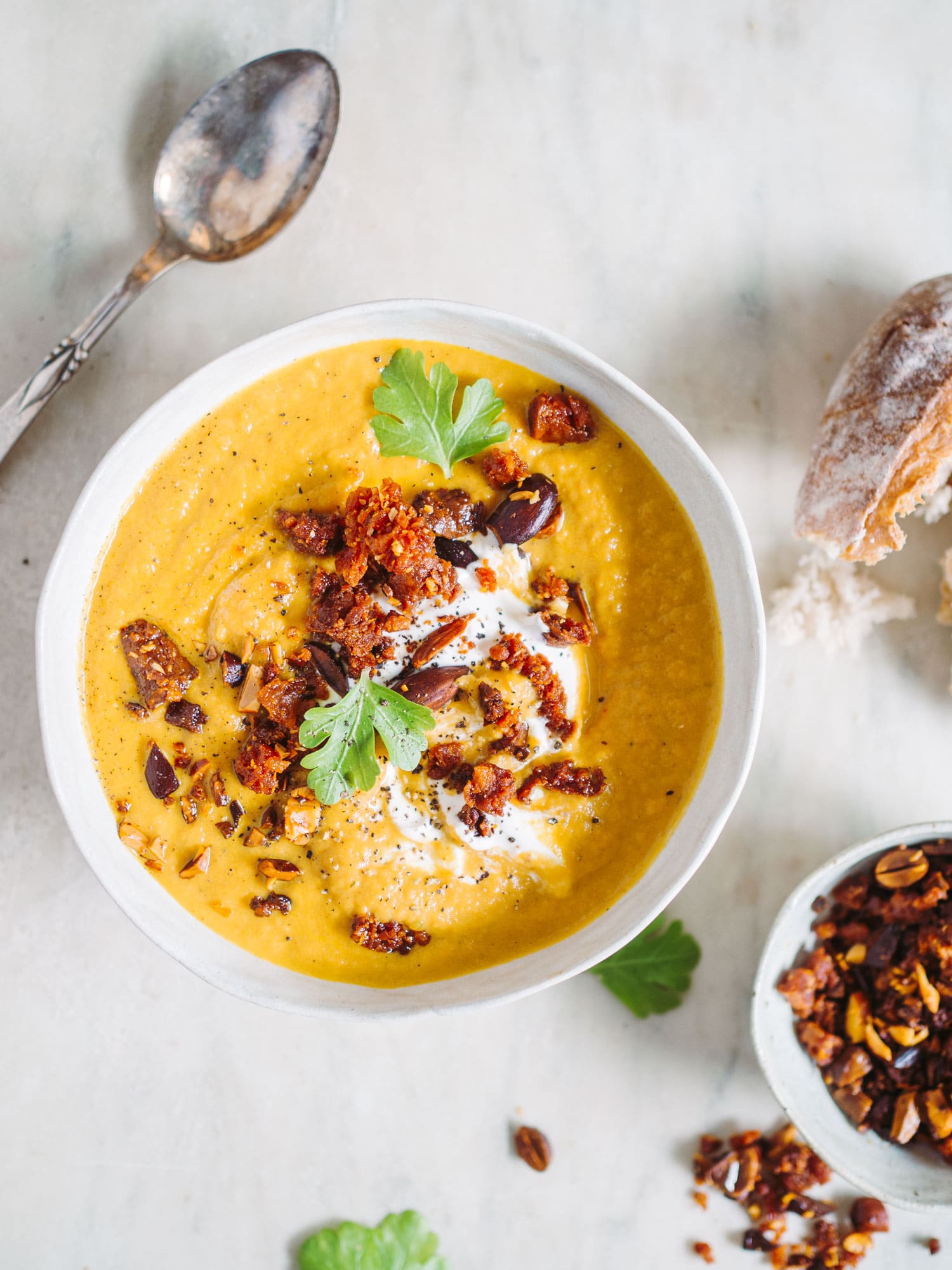 Gulerodssuppe med chorizo og mandler