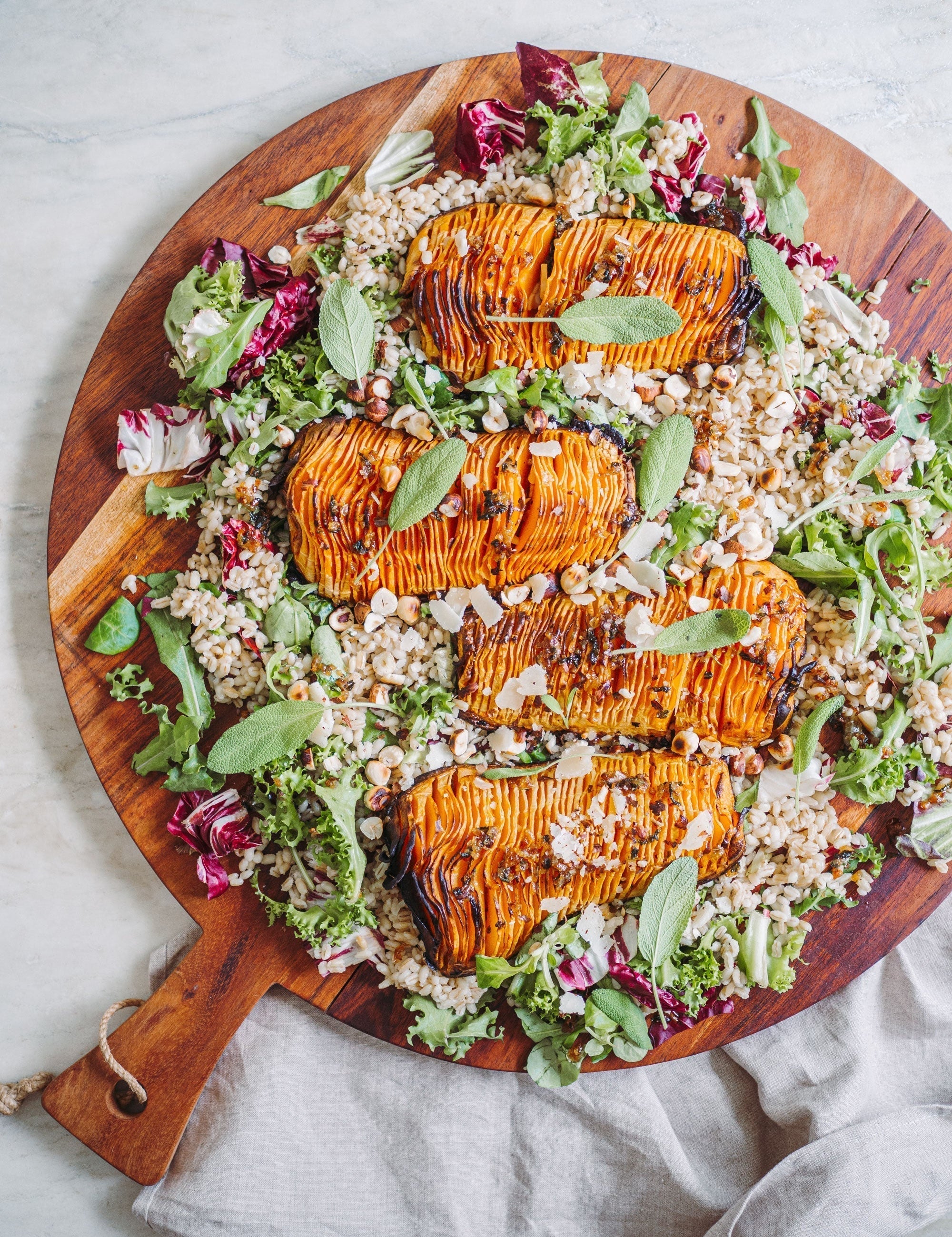 Hasselback butternut græskar salat