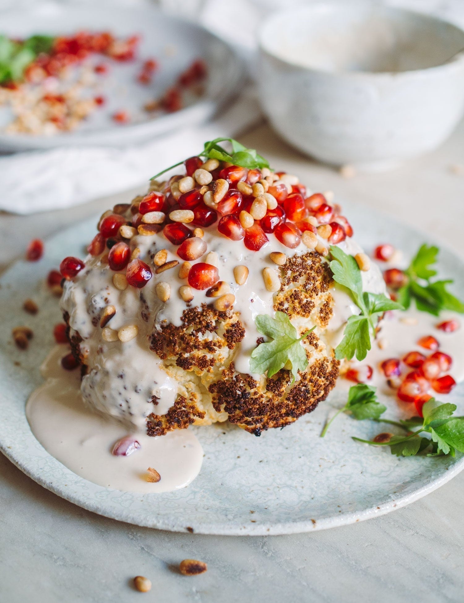 Bagt blomkål med tahin og granatæble
