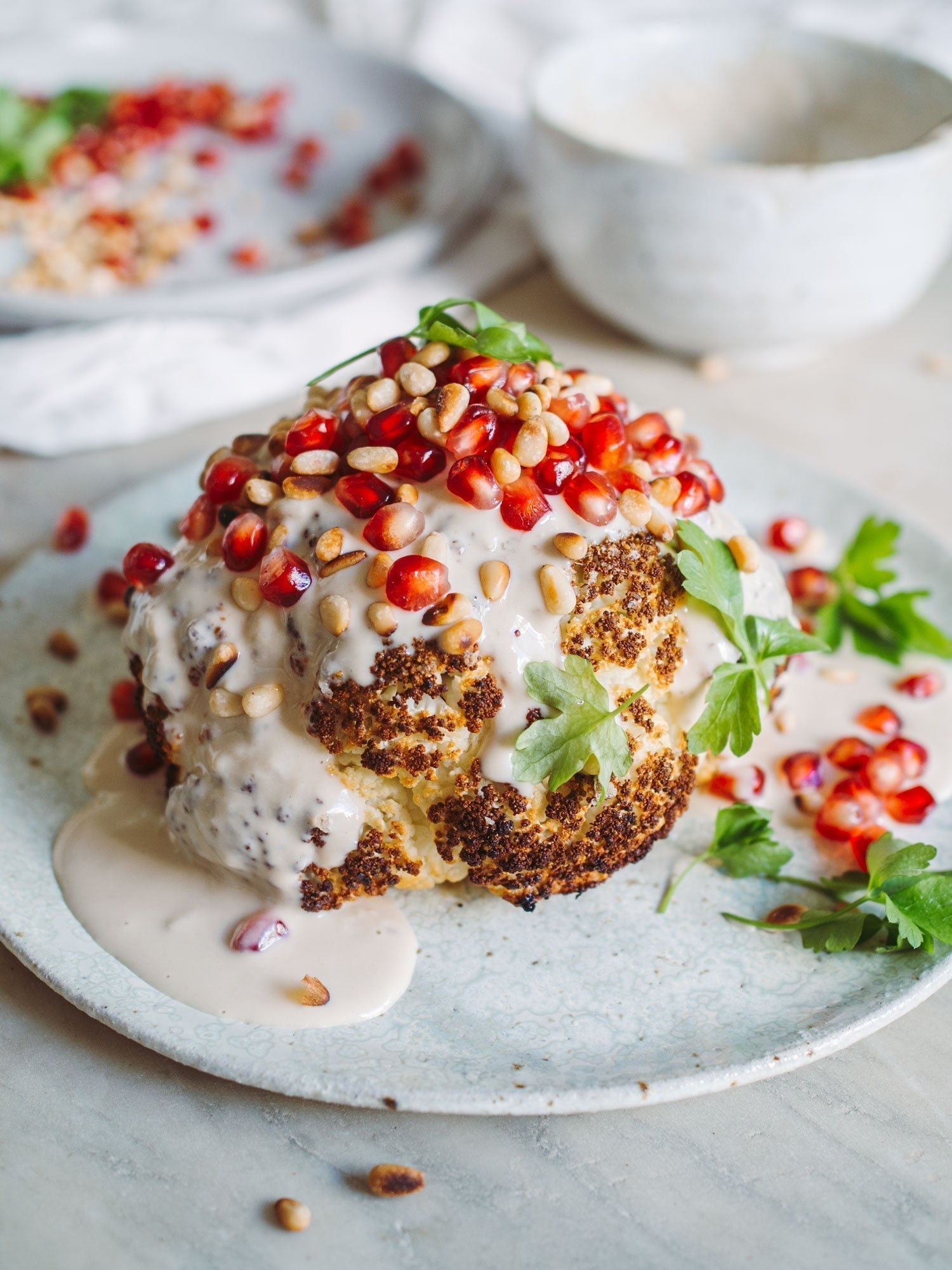 Bagt blomkål med tahin og granatæble