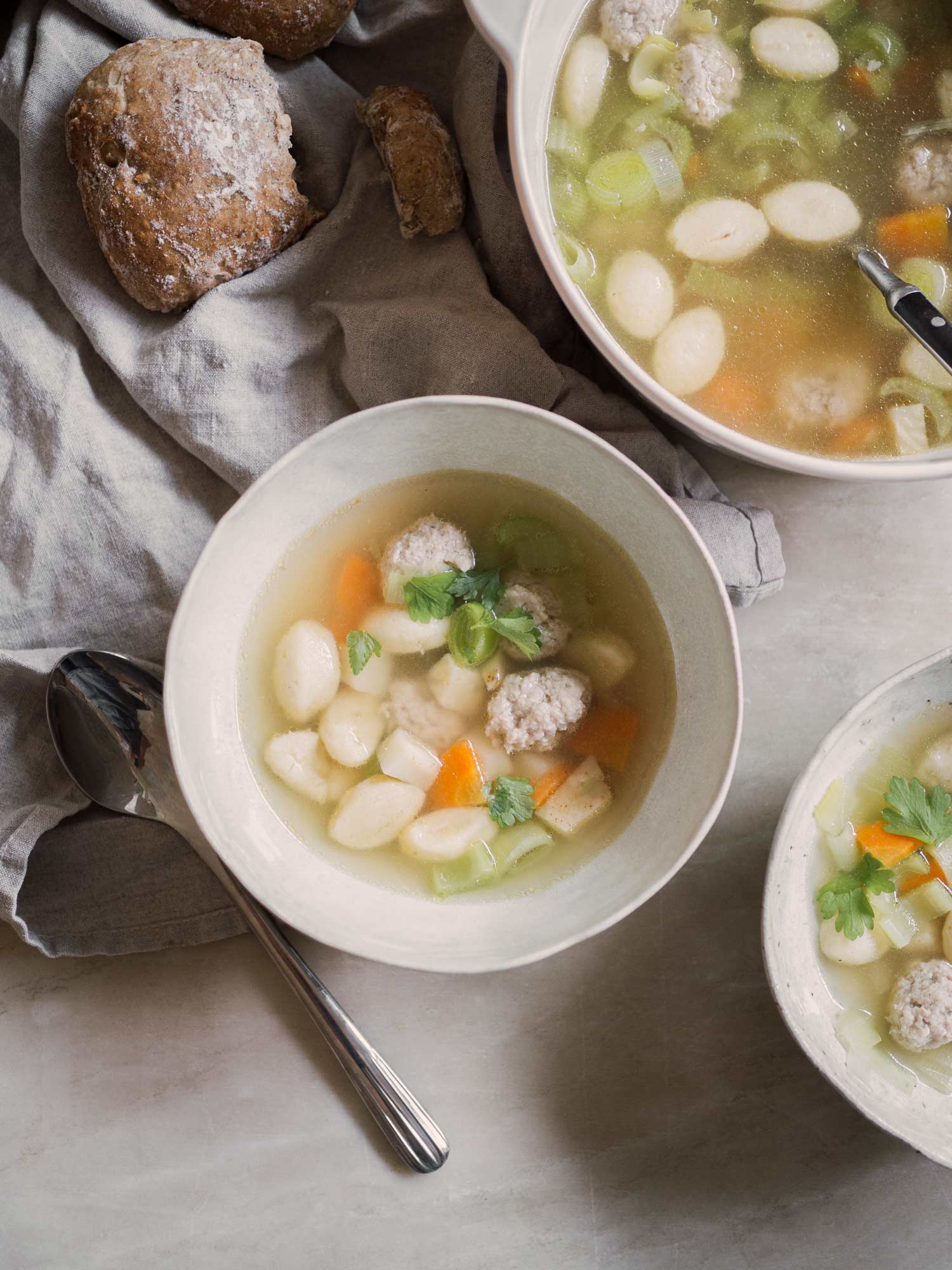Hønsekødssuppe med kødboller og melboller