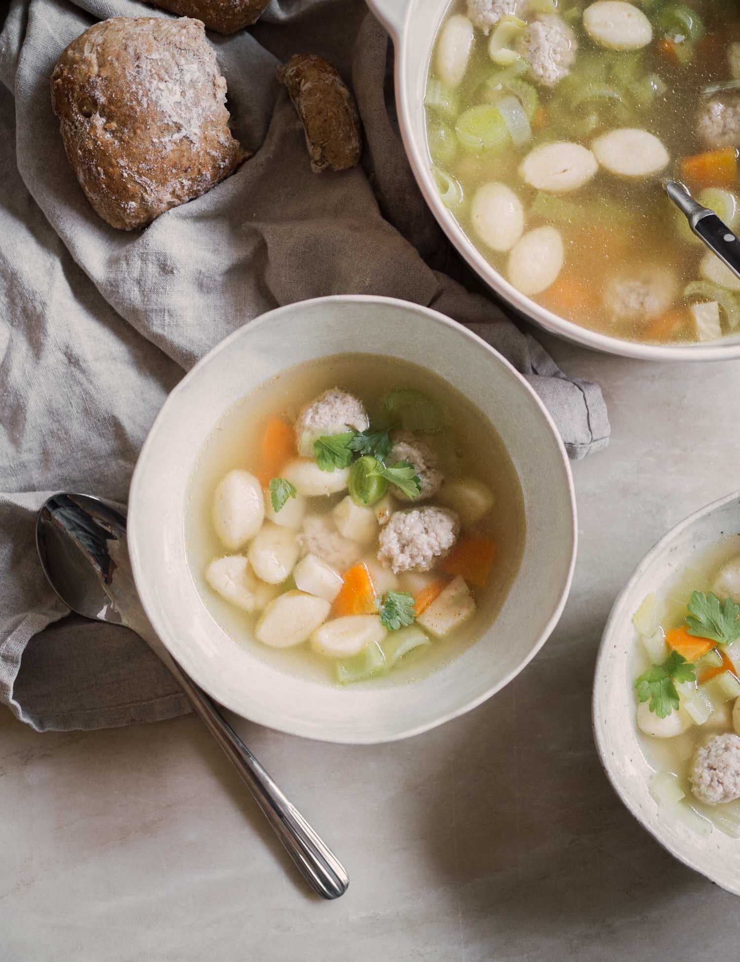 Hønsekødssuppe med kødboller og melboller