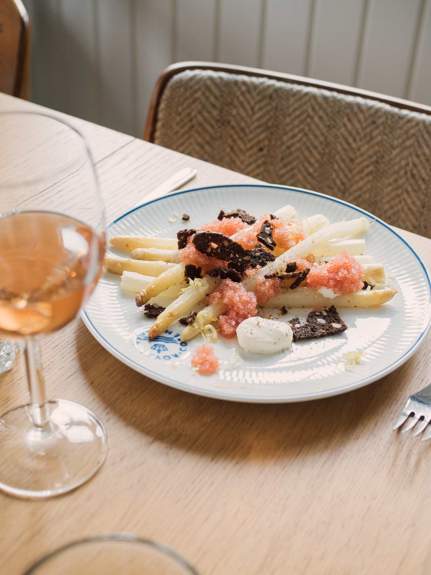 Hvide asparges med stenbiderrogn