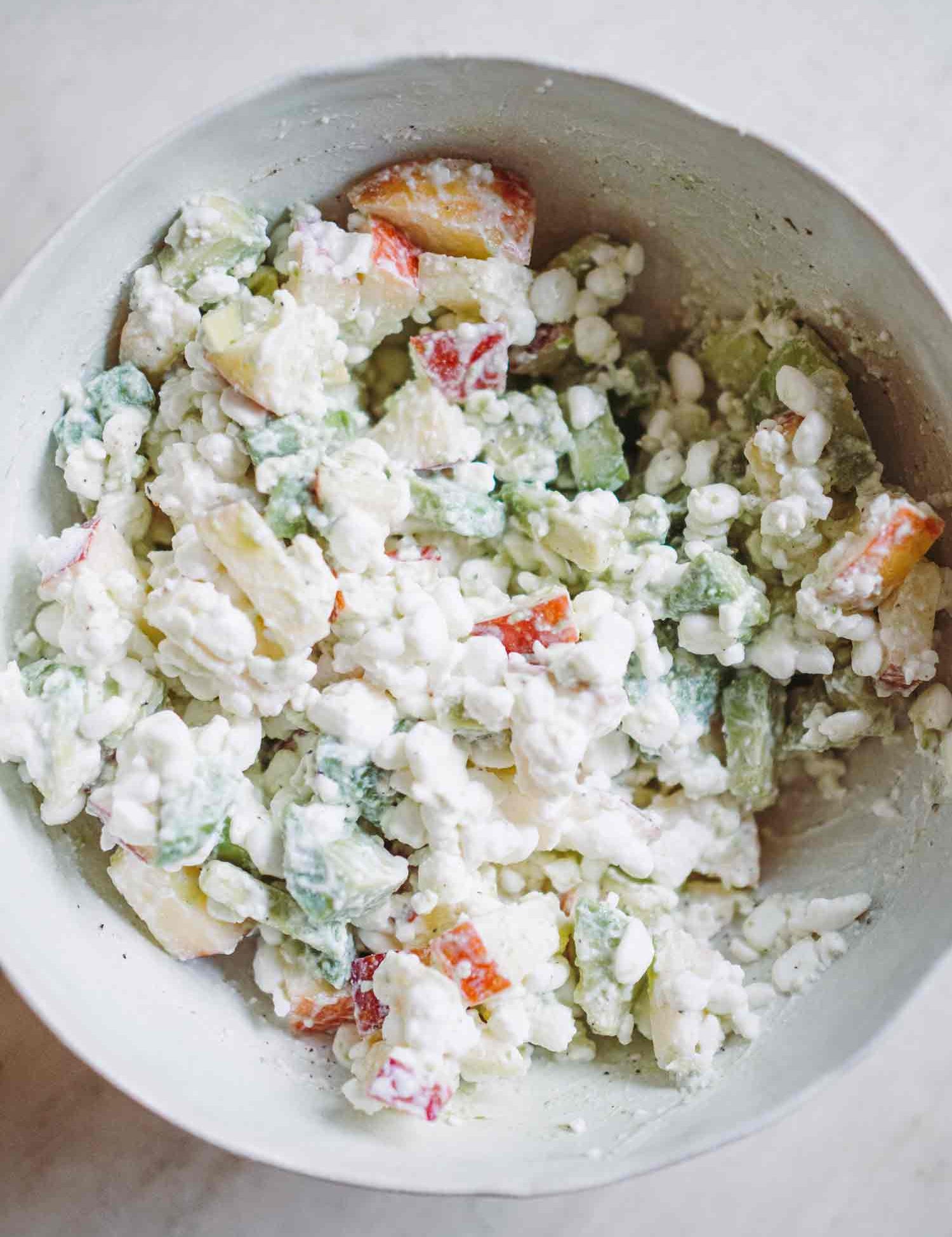 Hytteostsalat med avocado og æble