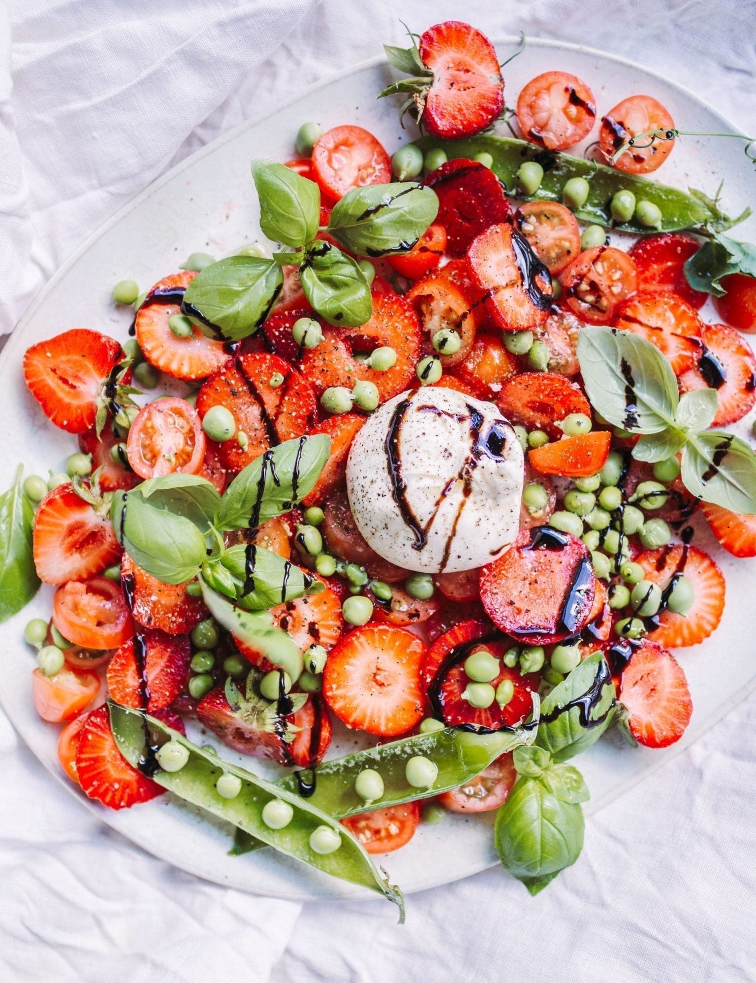 Jordbærsalat med tomater, ærter og burrata