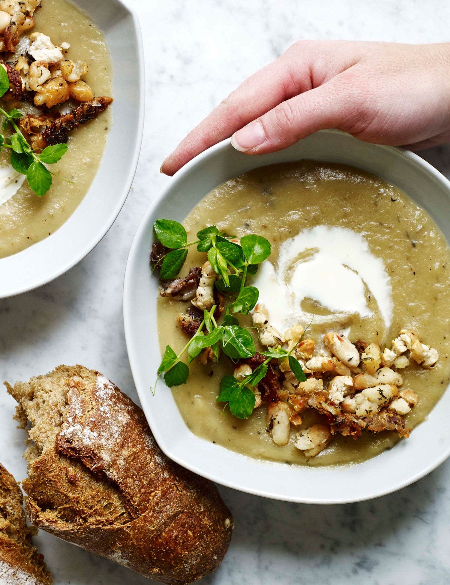 Jordskokkesuppe med bacon og bønne drys