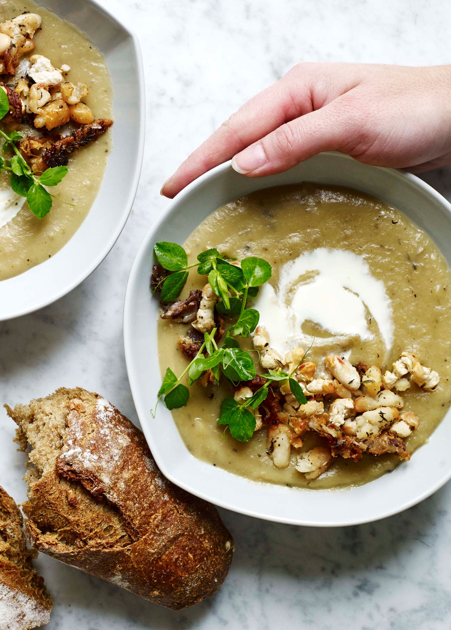 Jordskokkesuppe med bacon og bønne drys