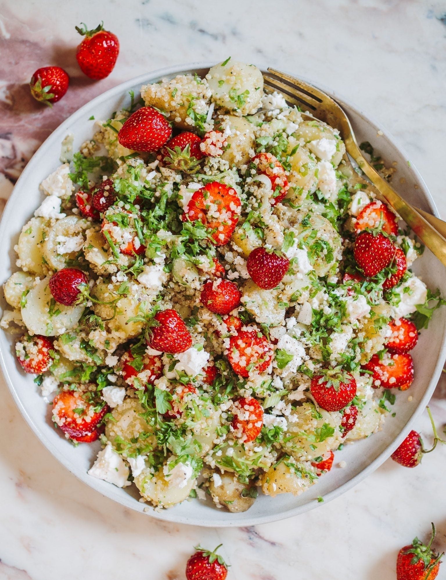 Kartoffelsalat med quinoa og jordbær