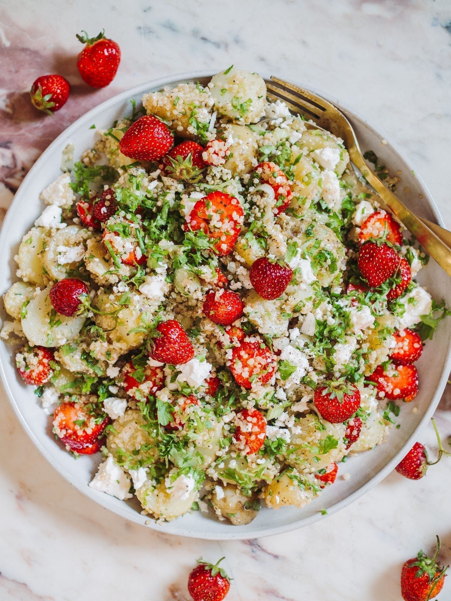 Kartoffelsalat med quinoa og jordbær
