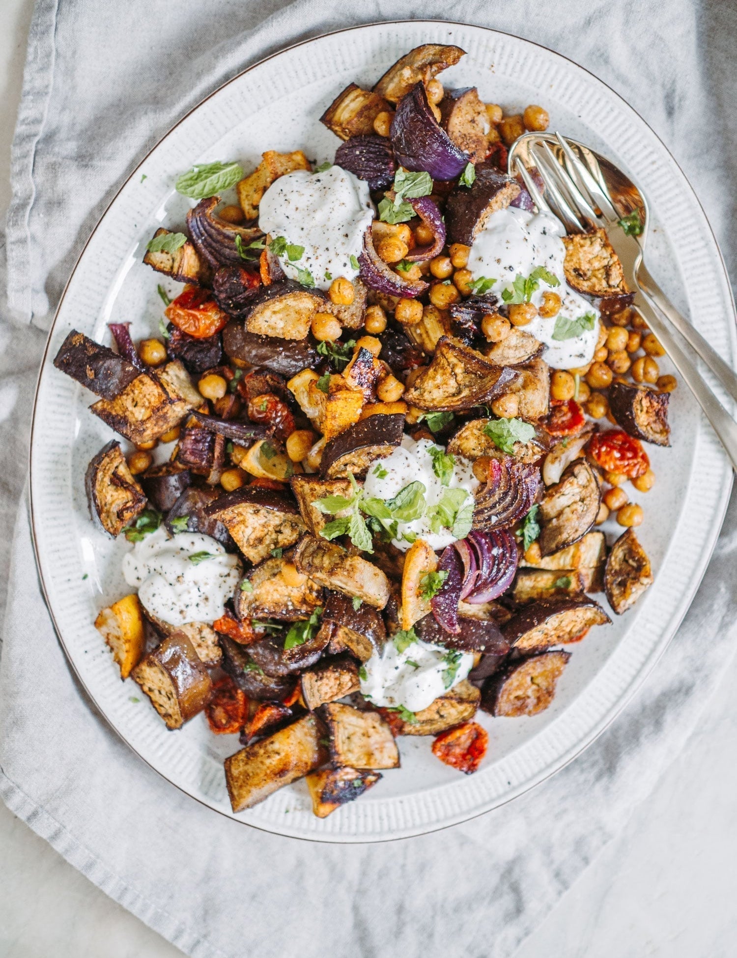 Kikærtesalat med aubergine og soltørrede tomater