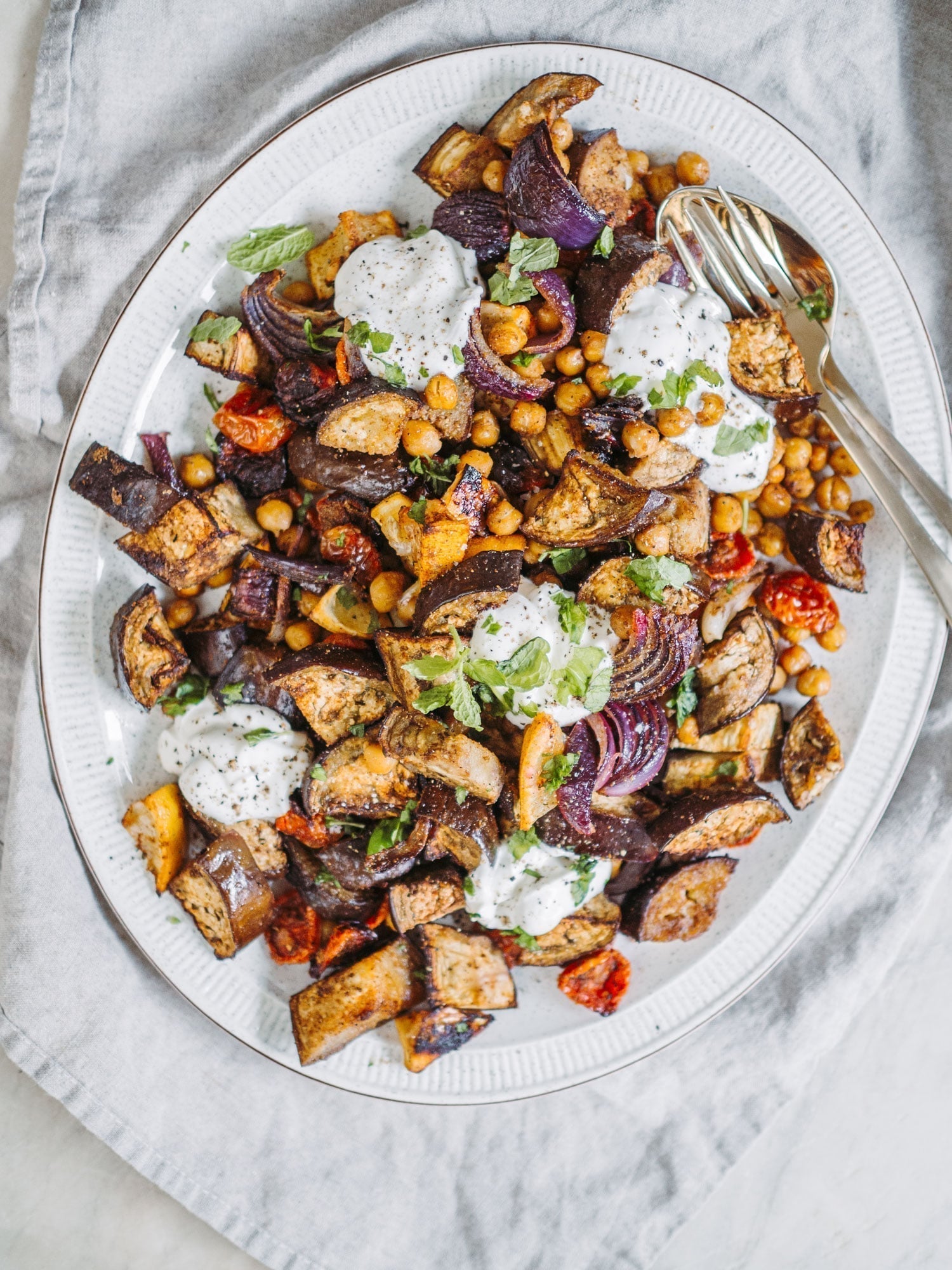 Kikærtesalat med aubergine og soltørrede tomater