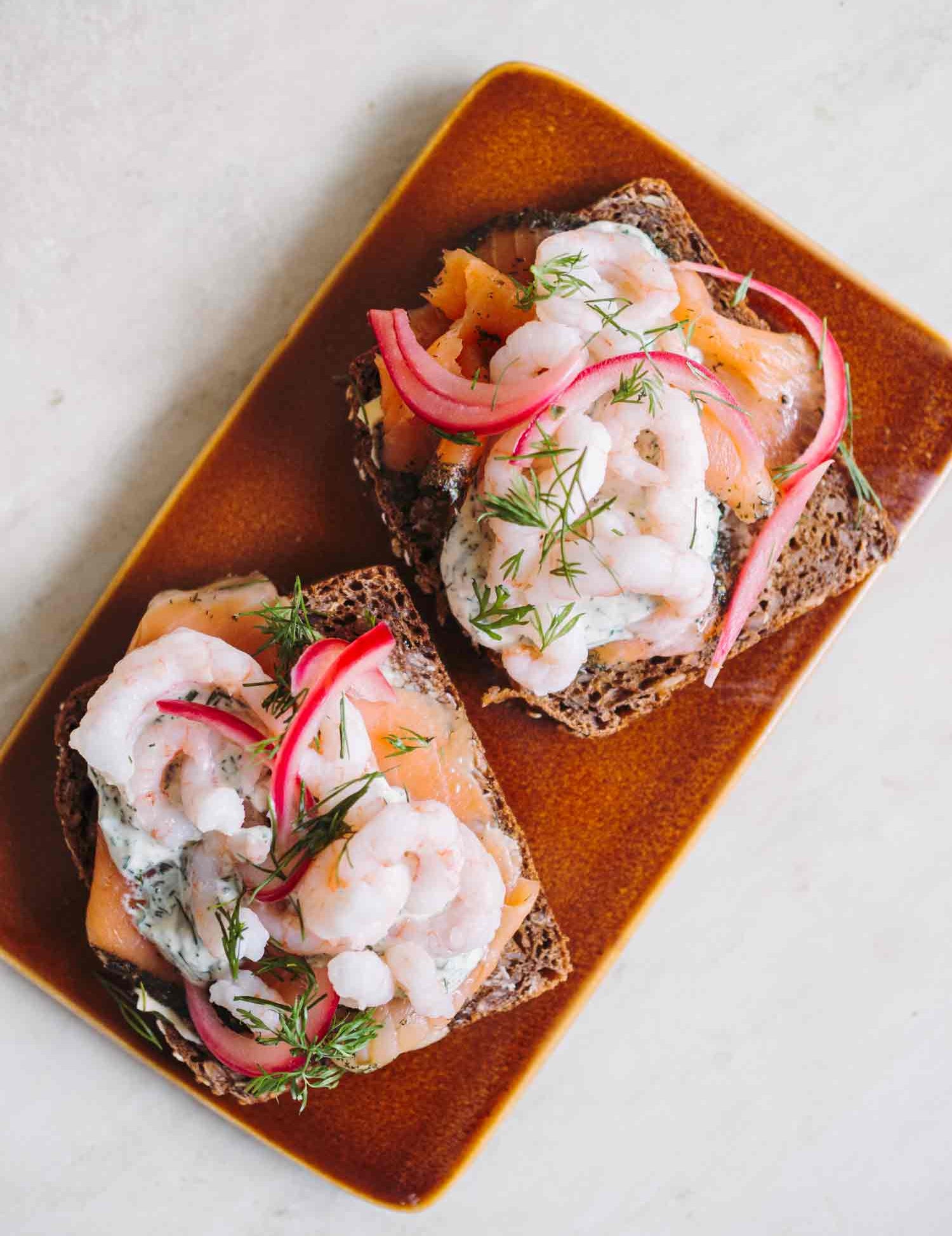 Smørrebrød med laks og rejer