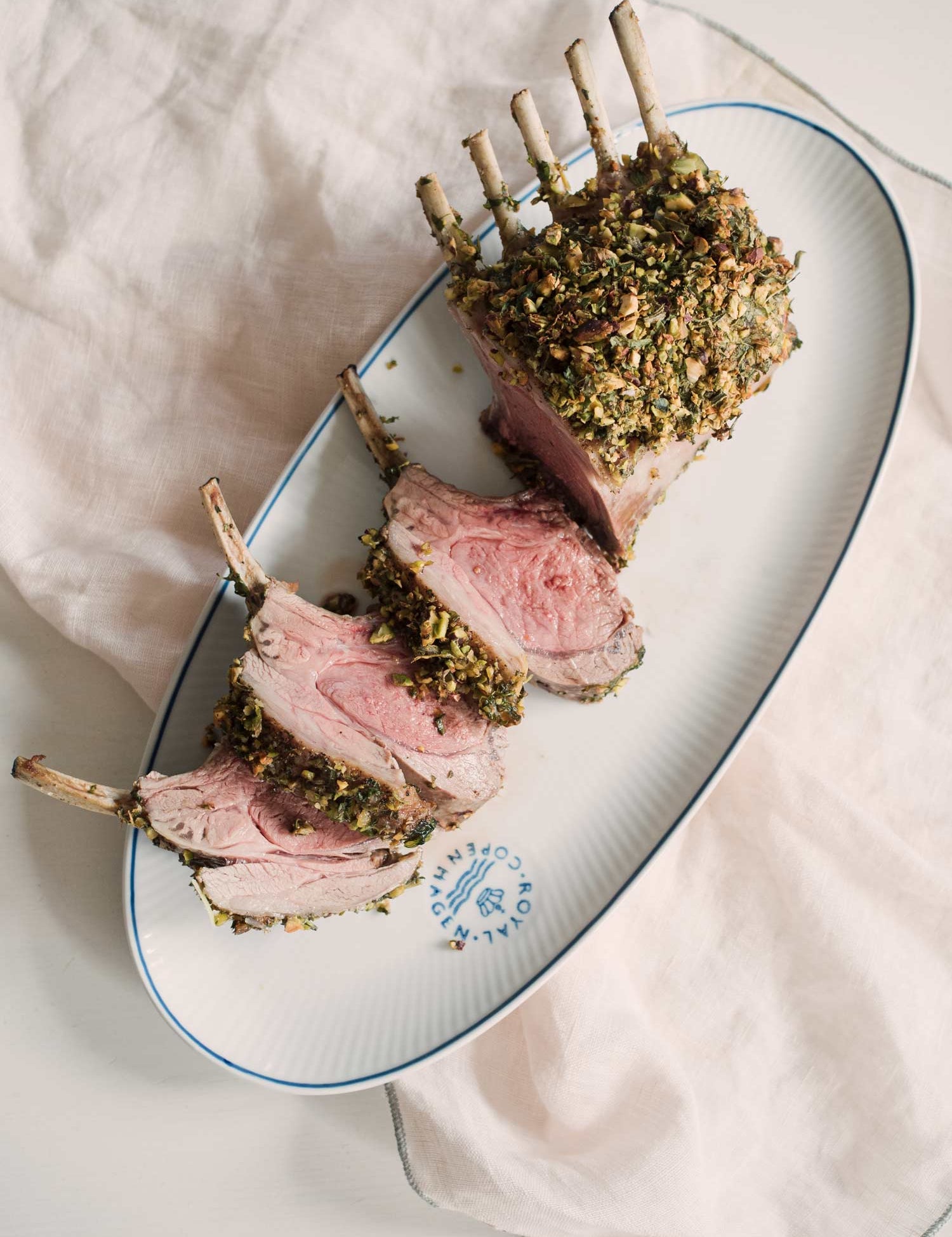 Lammekrone med urter og pistacie