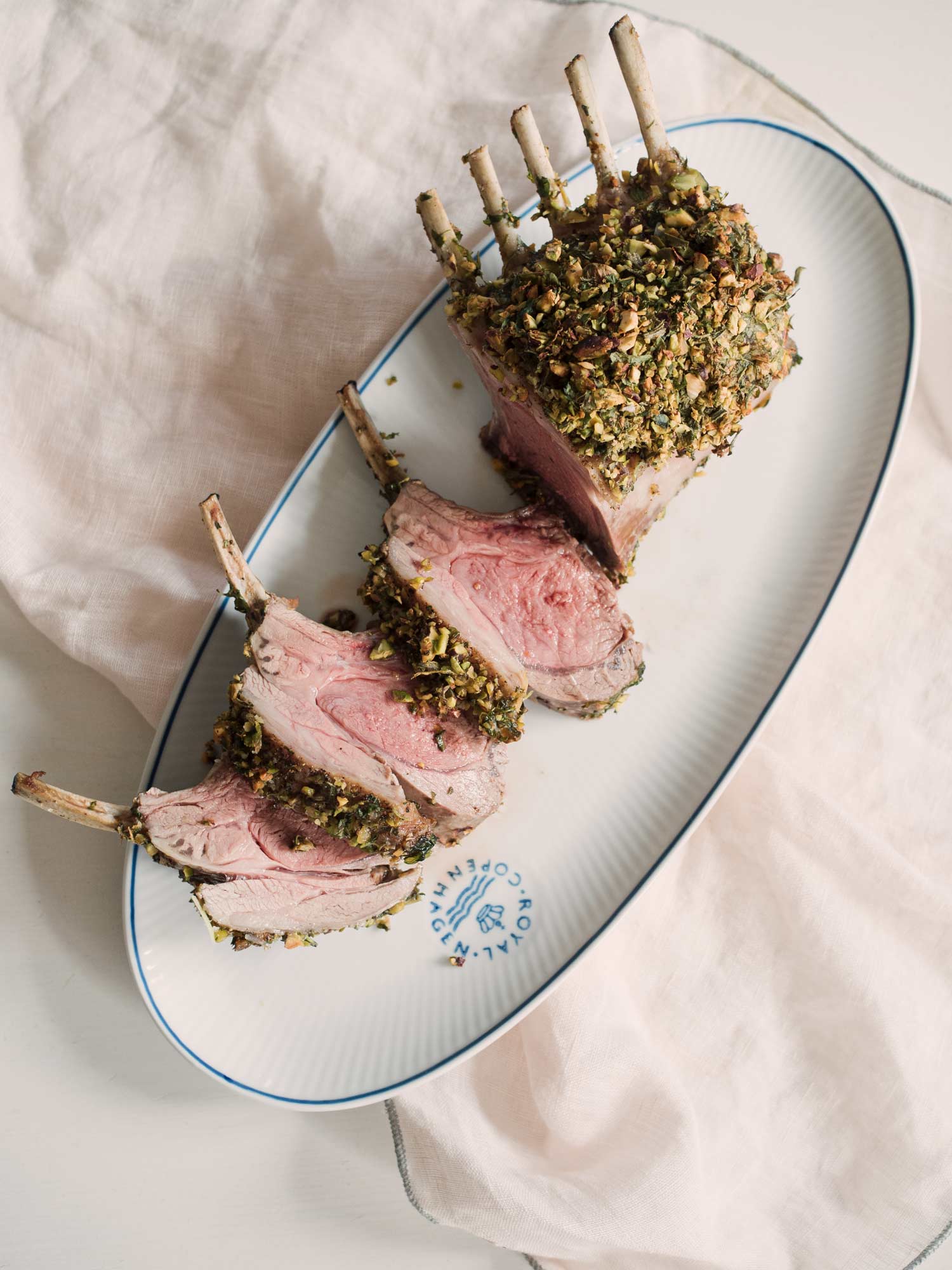 Lammekrone med urter og pistacie