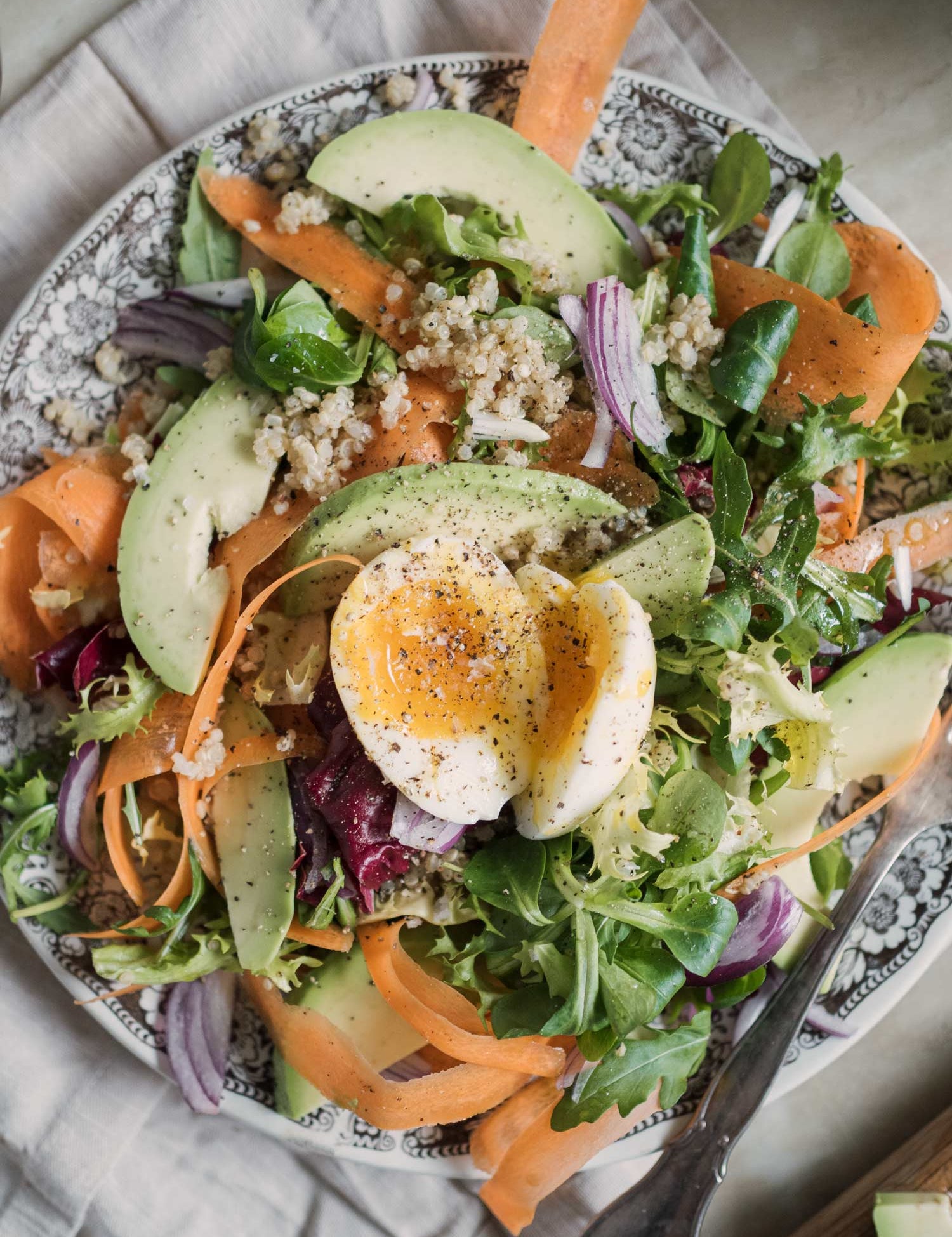 Frokostsalat med avocado og æg