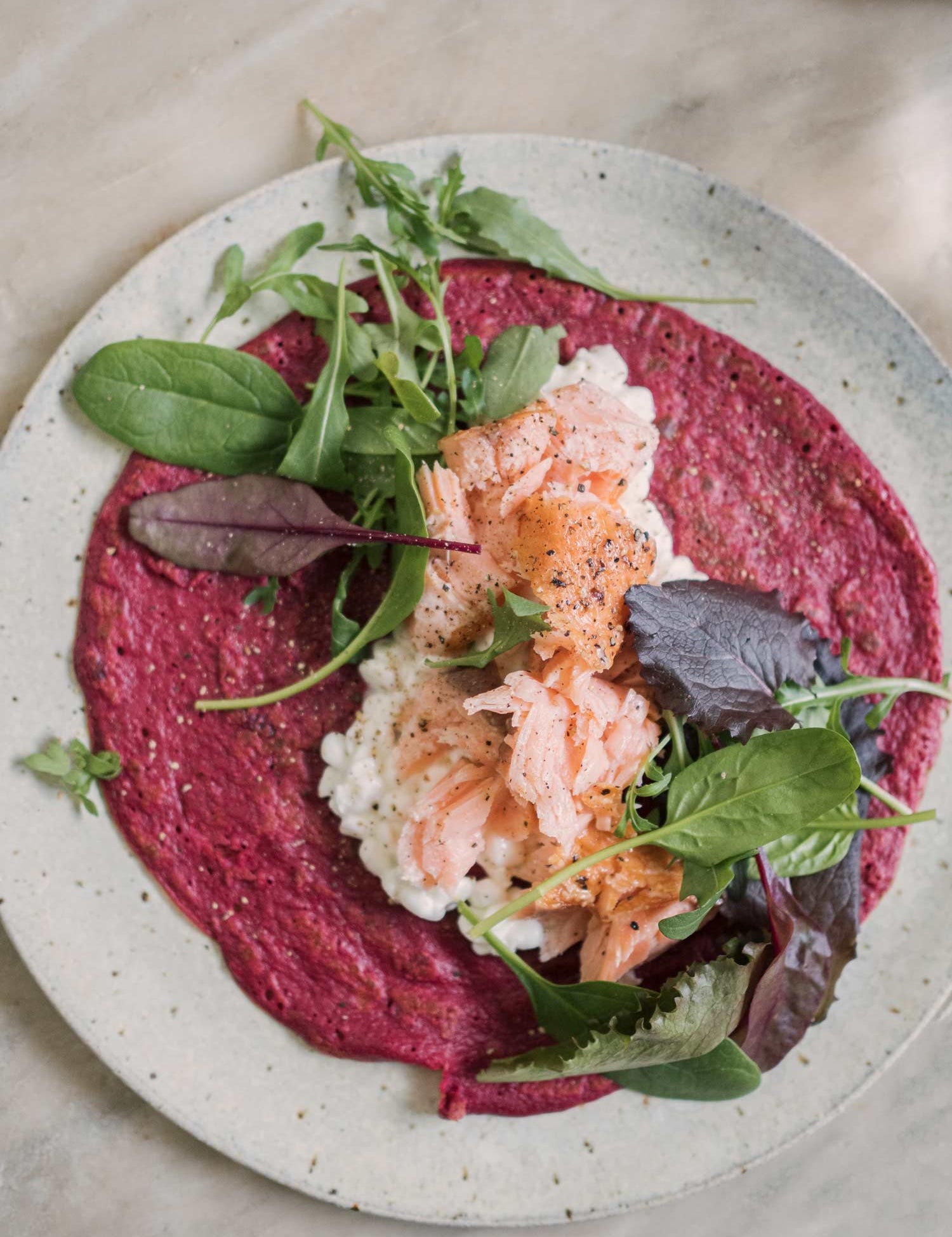 Rødbedepandekager med varmrøget laks