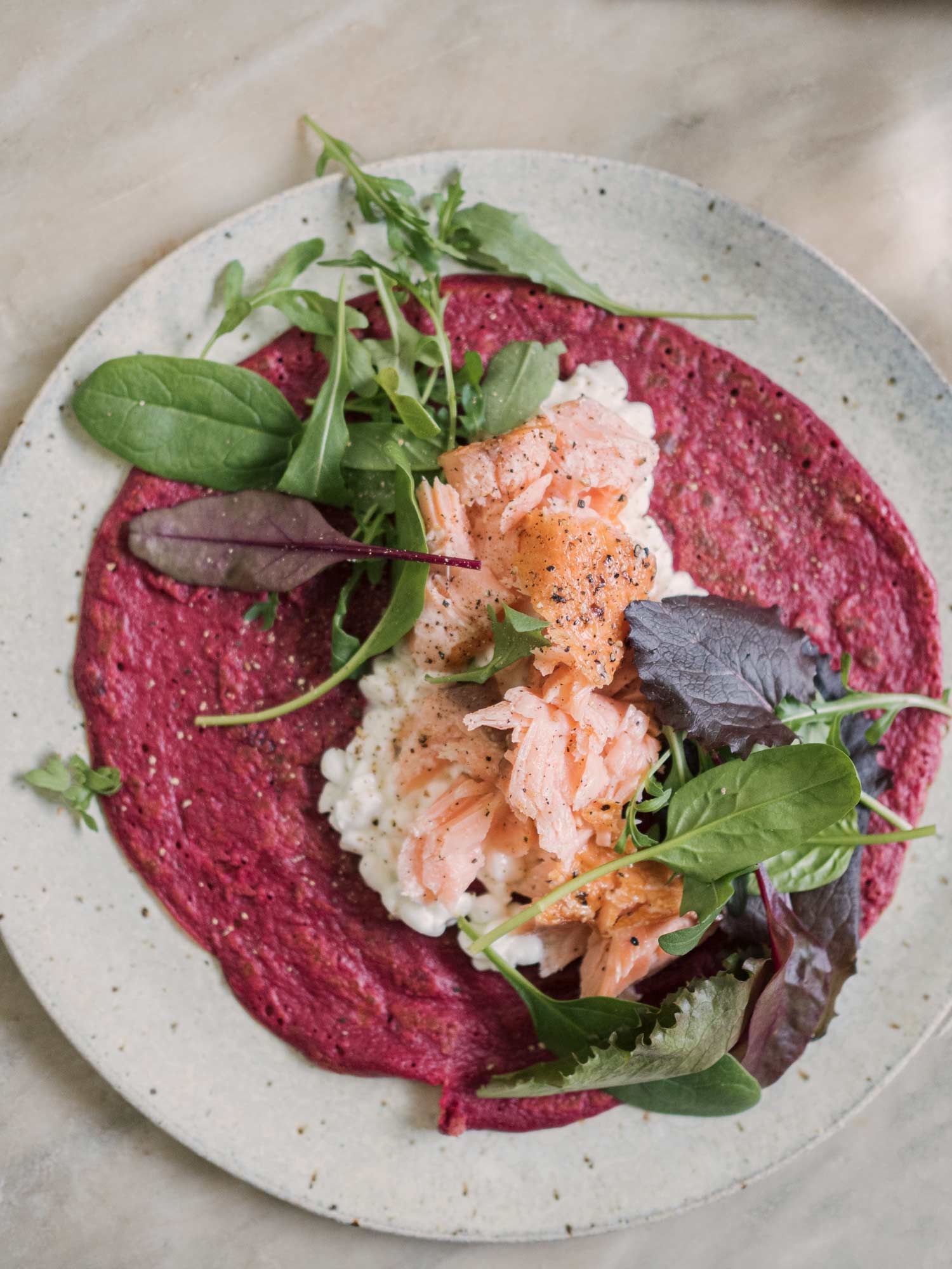 Rødbedepandekager med varmrøget laks