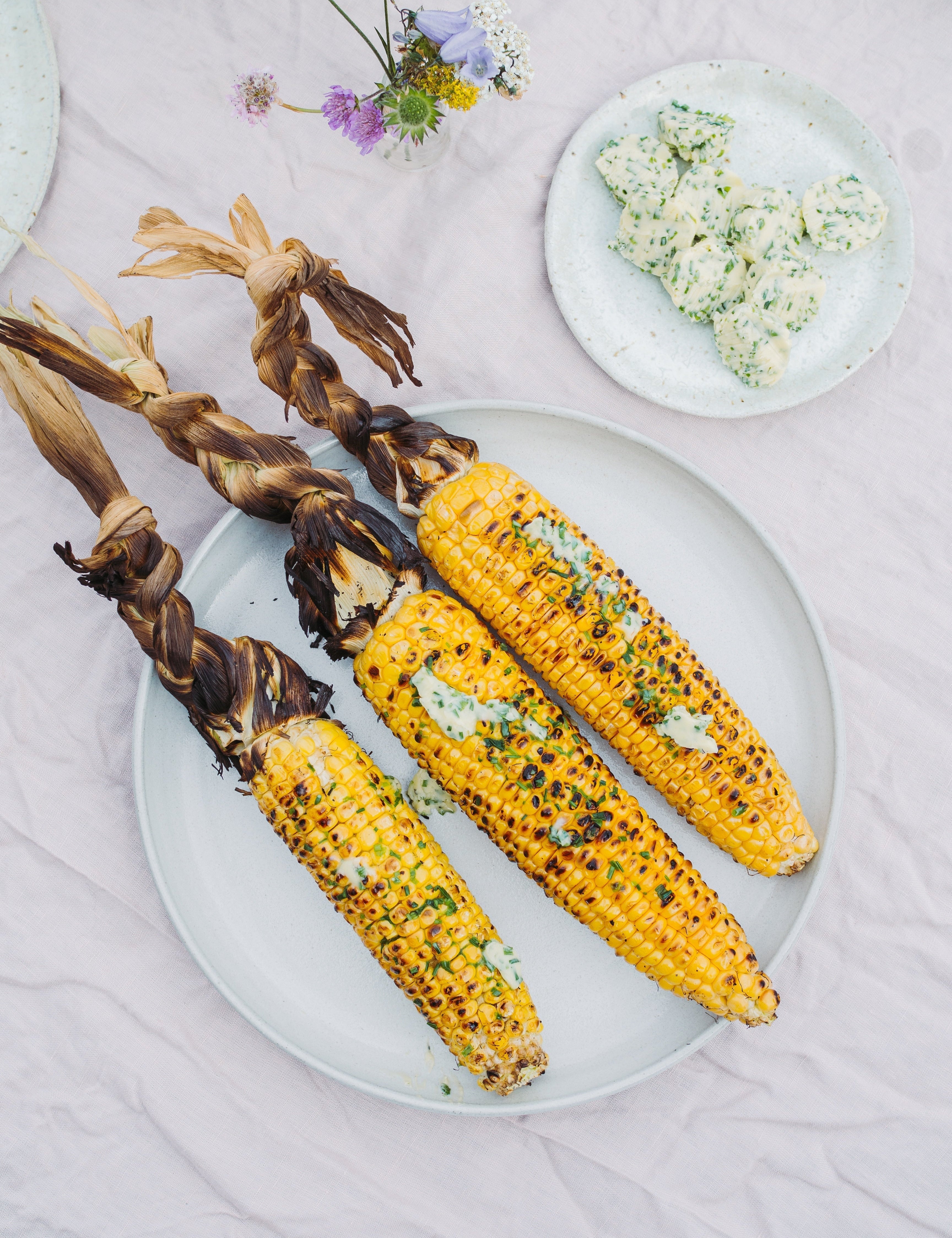 Grillede majskolber med purløgssmør