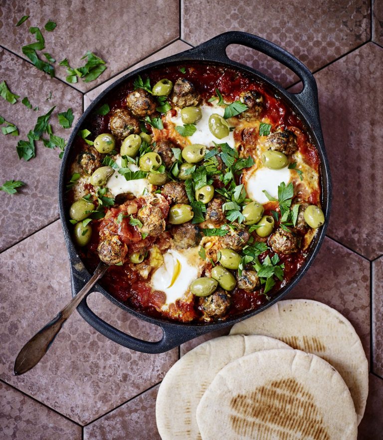 Marokkanske lammekødboller og æg i tomatsauce