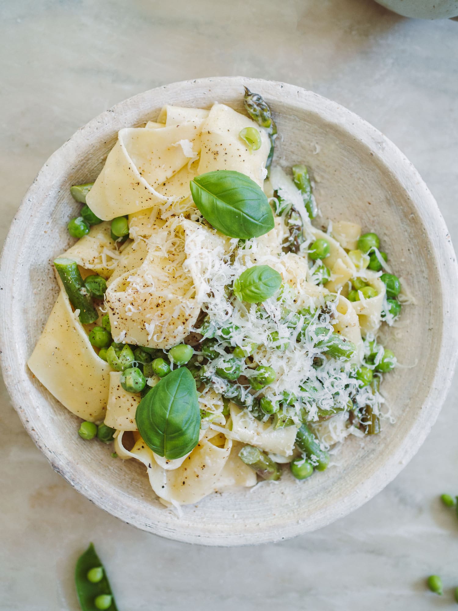 Pasta med asparges og ærter