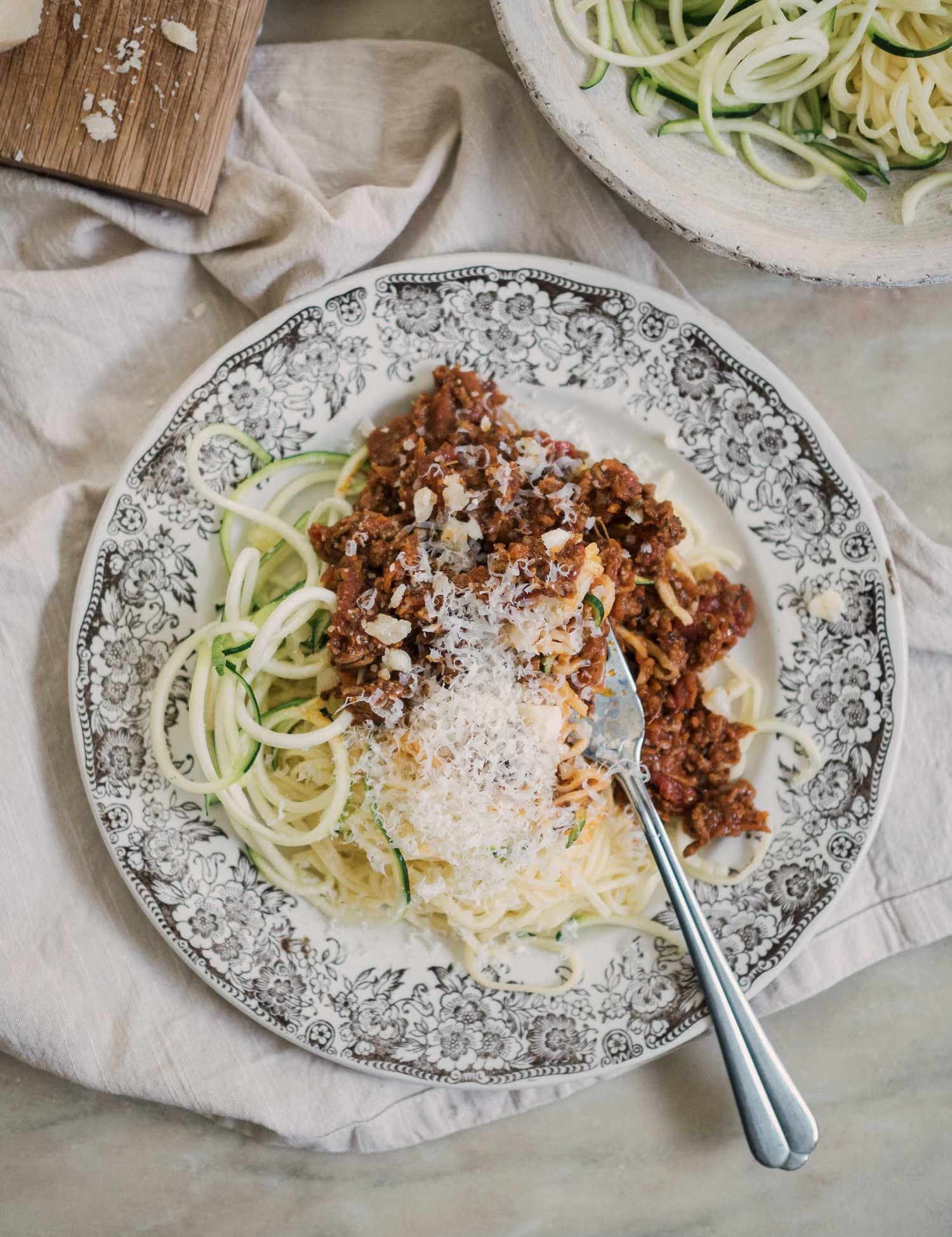 Pasta med kødsovs og grøntsager