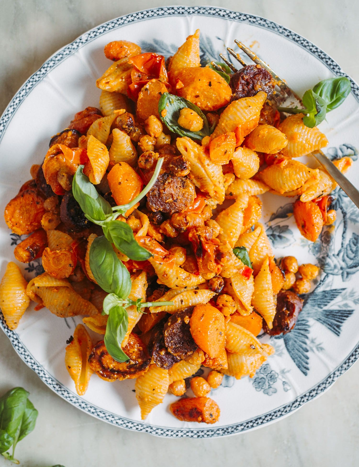 Pastasalat med rød pesto og chorizo