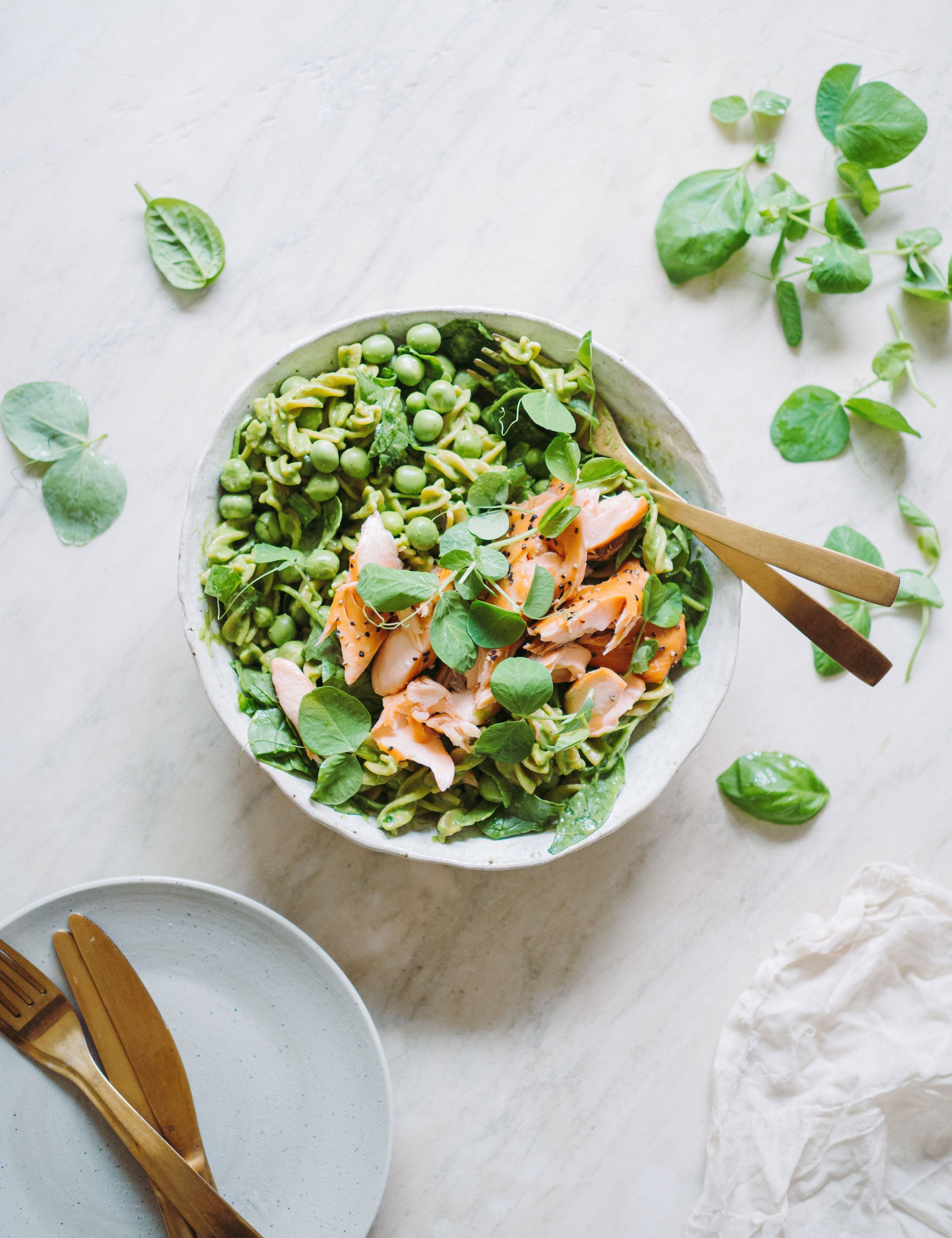 Pastasalat med varmrøget laks og avocadocreme