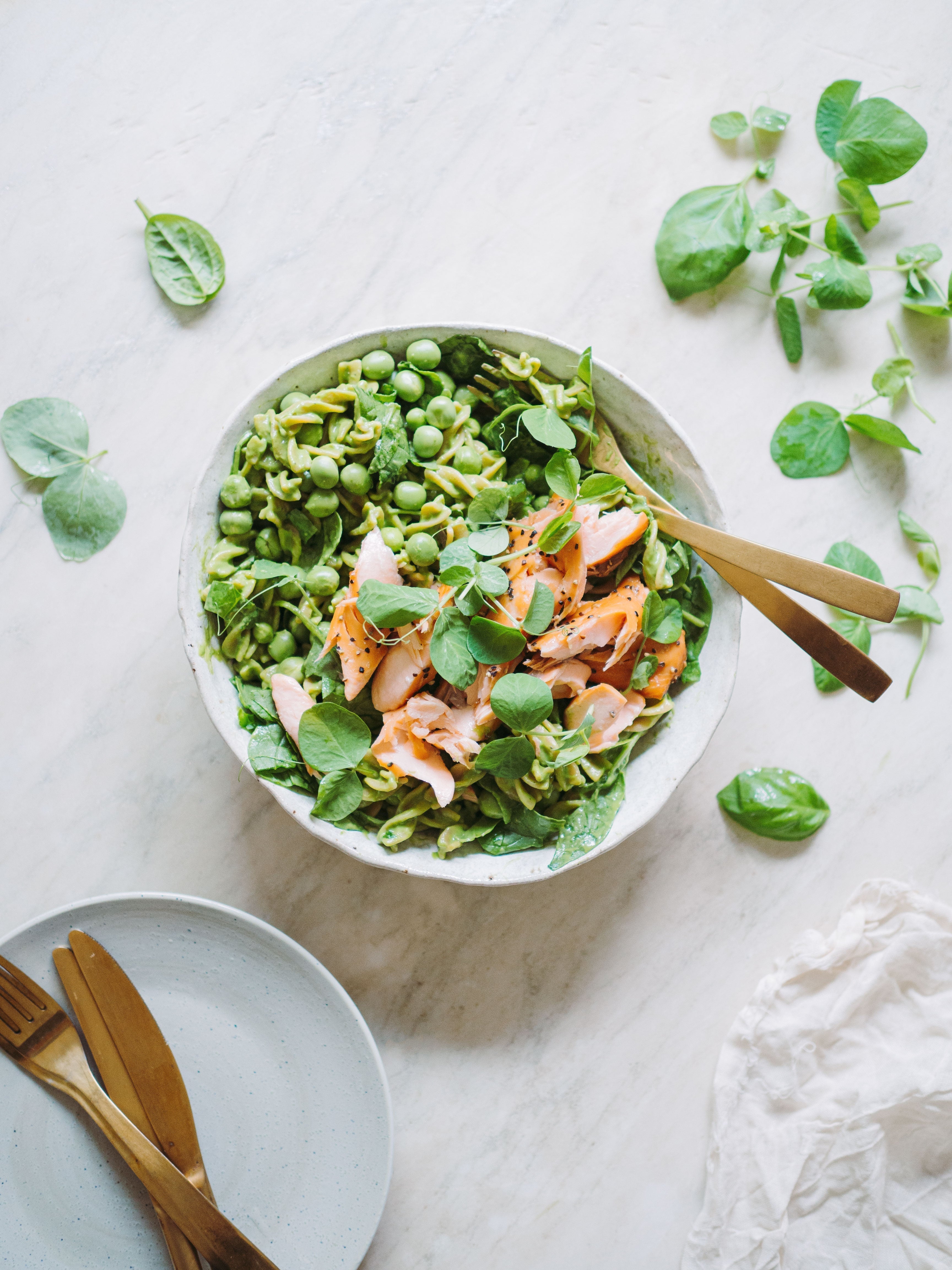 Pastasalat med varmrøget laks og avocadocreme