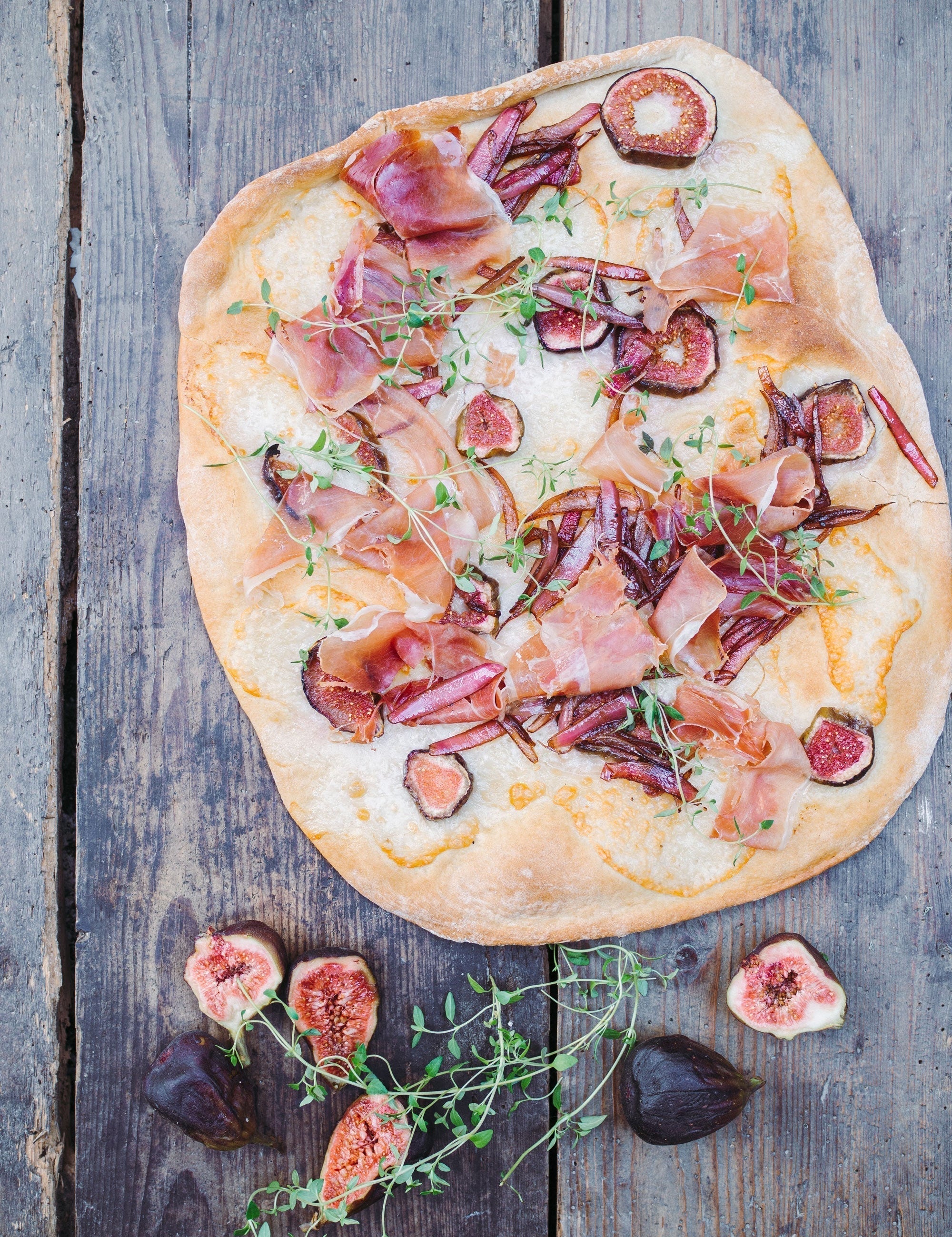Pizza med figner, serrano og karamelliserede rødløg