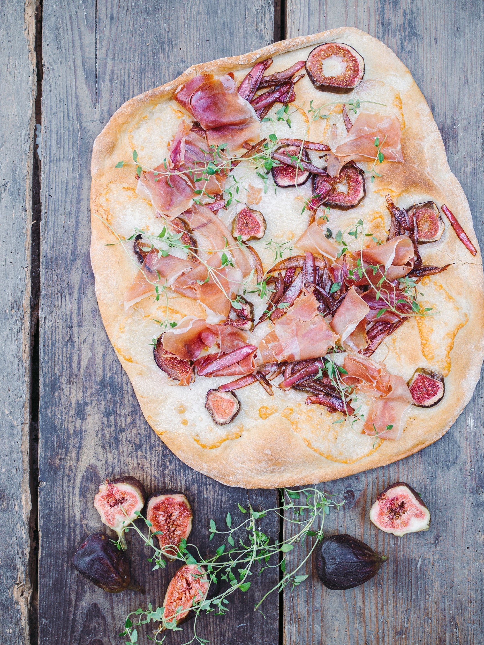 Pizza med figner, serrano og karamelliserede rødløg