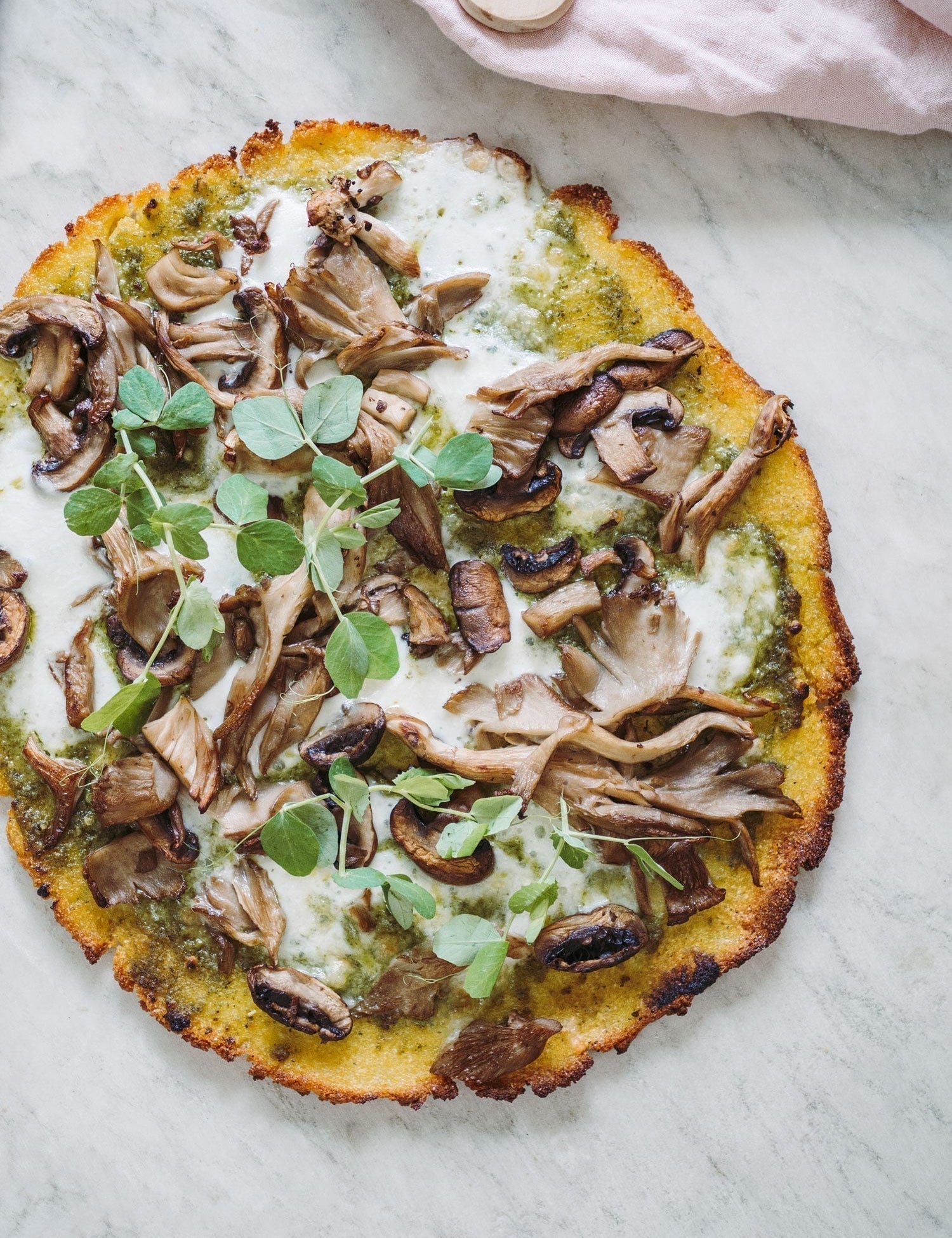 Polentapizza med pesto og svampe