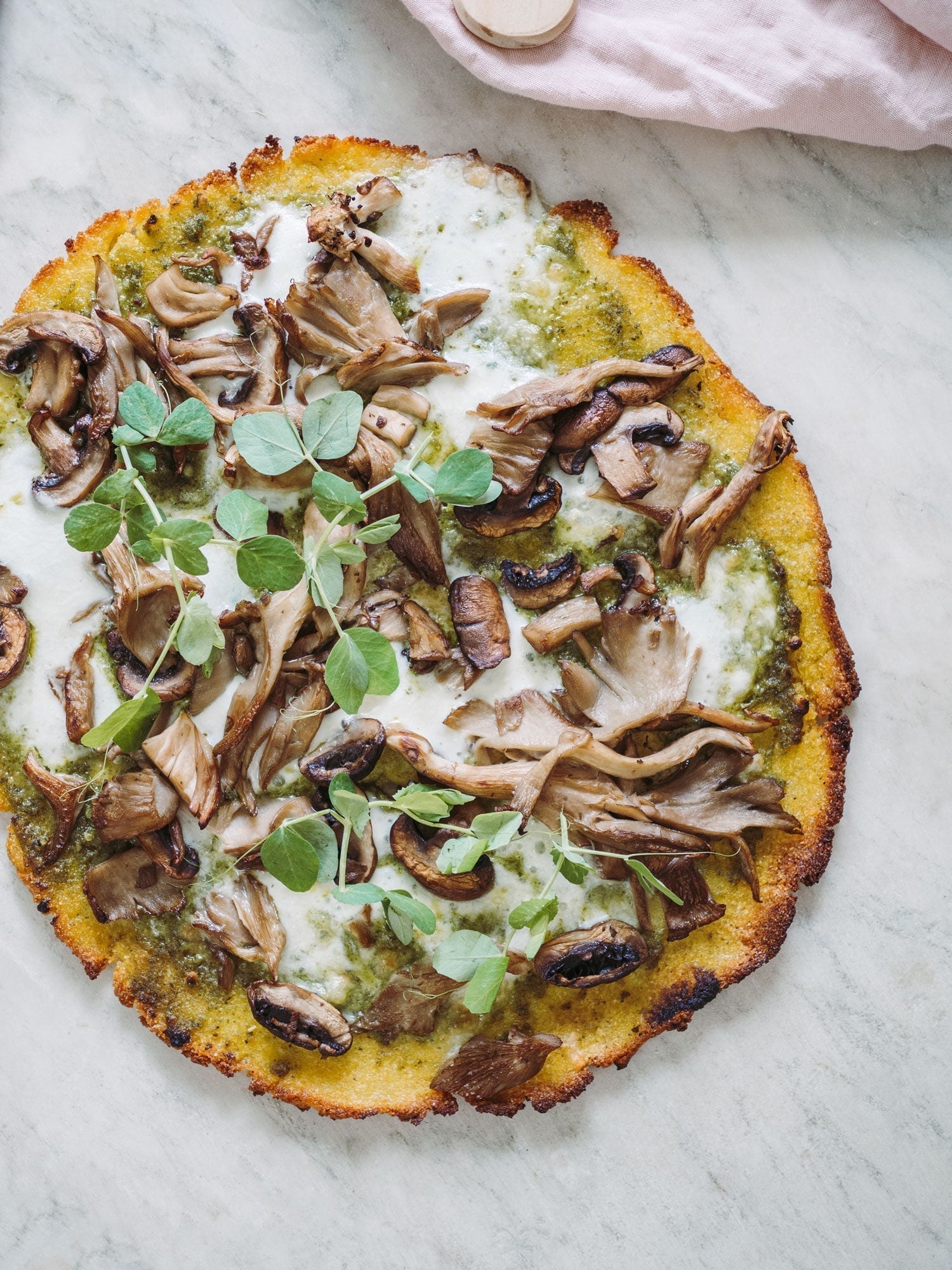 Polentapizza med pesto og svampe