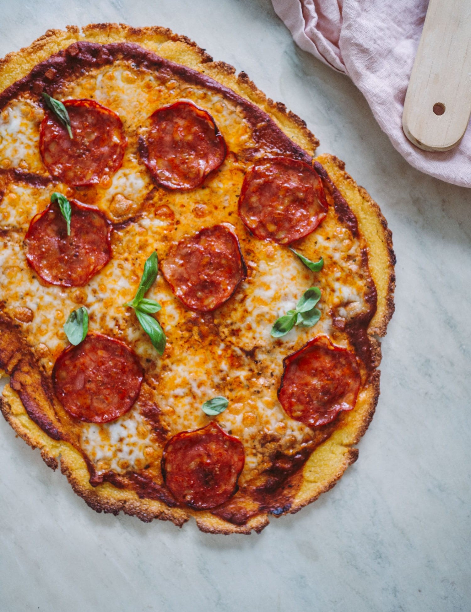 Polentapizza med pepperoni