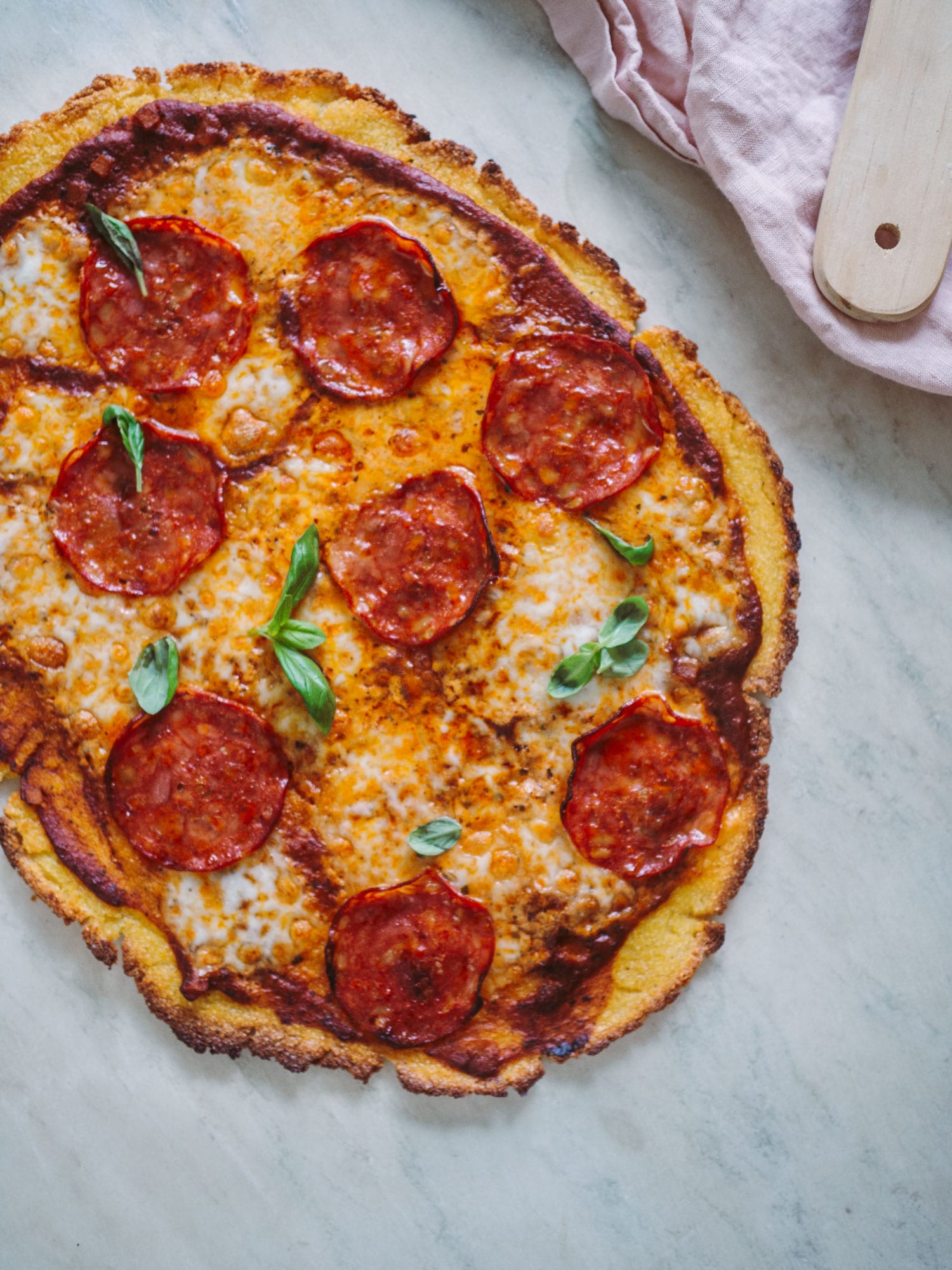 Polentapizza med pepperoni