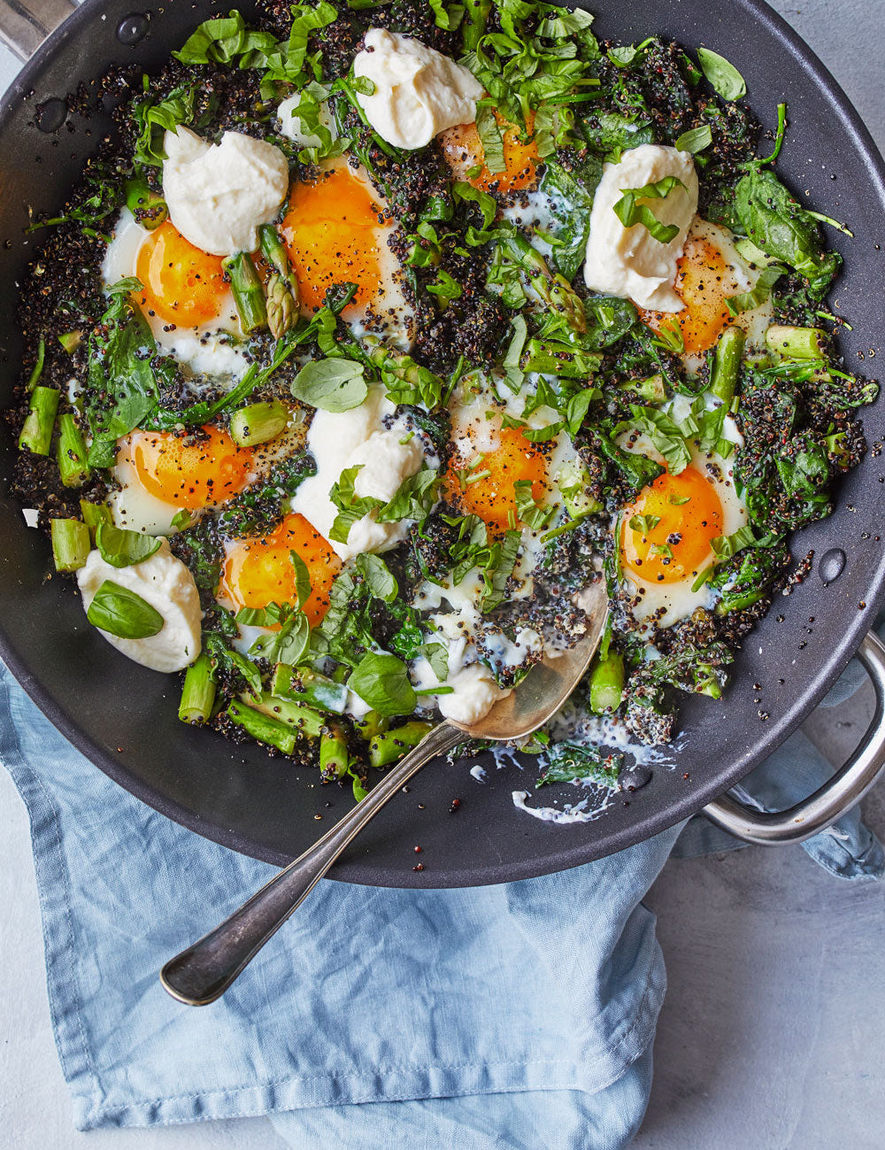 Grøn quinoa-pande med æg og ricottacreme