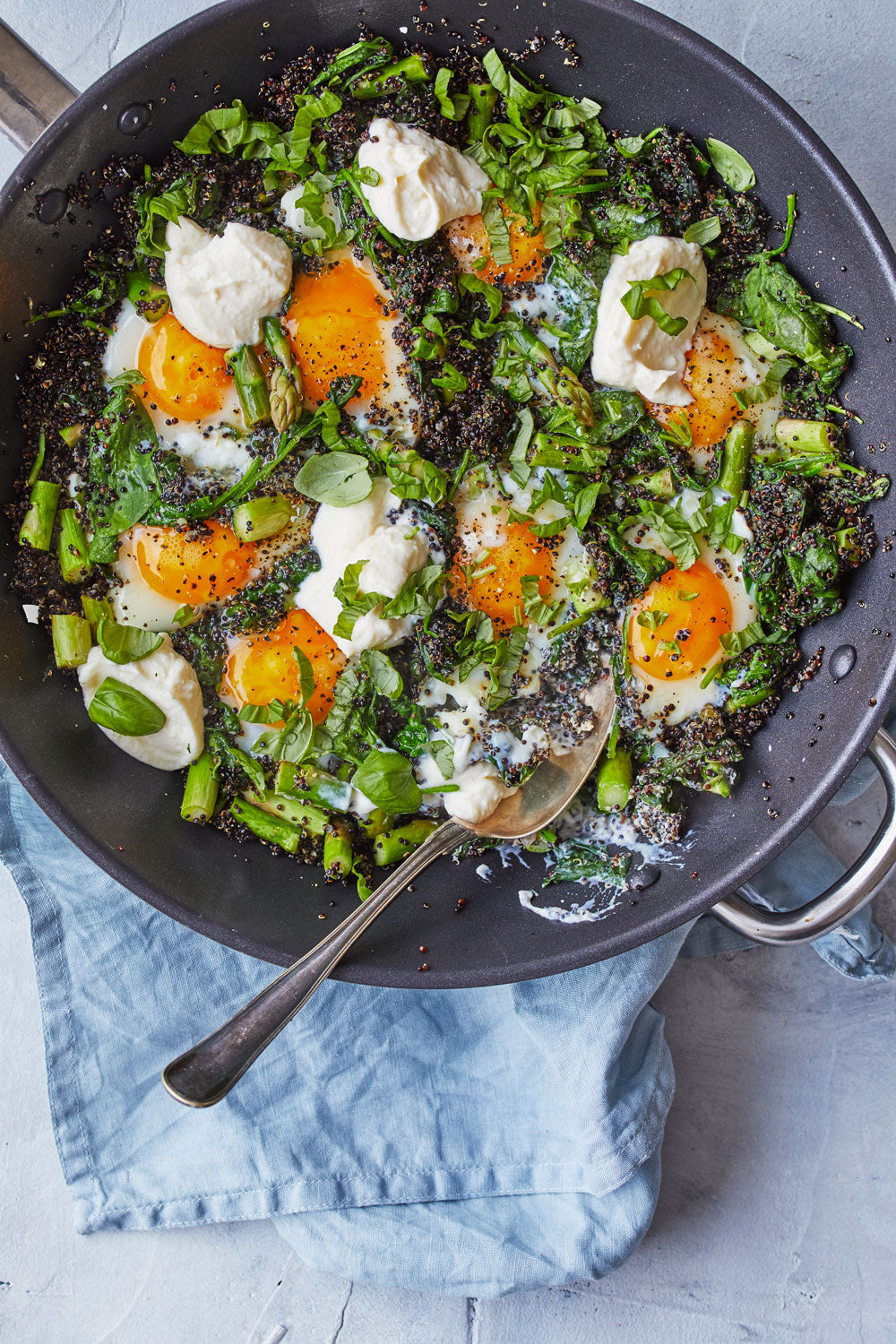 Grøn quinoa-pande med æg og ricottacreme