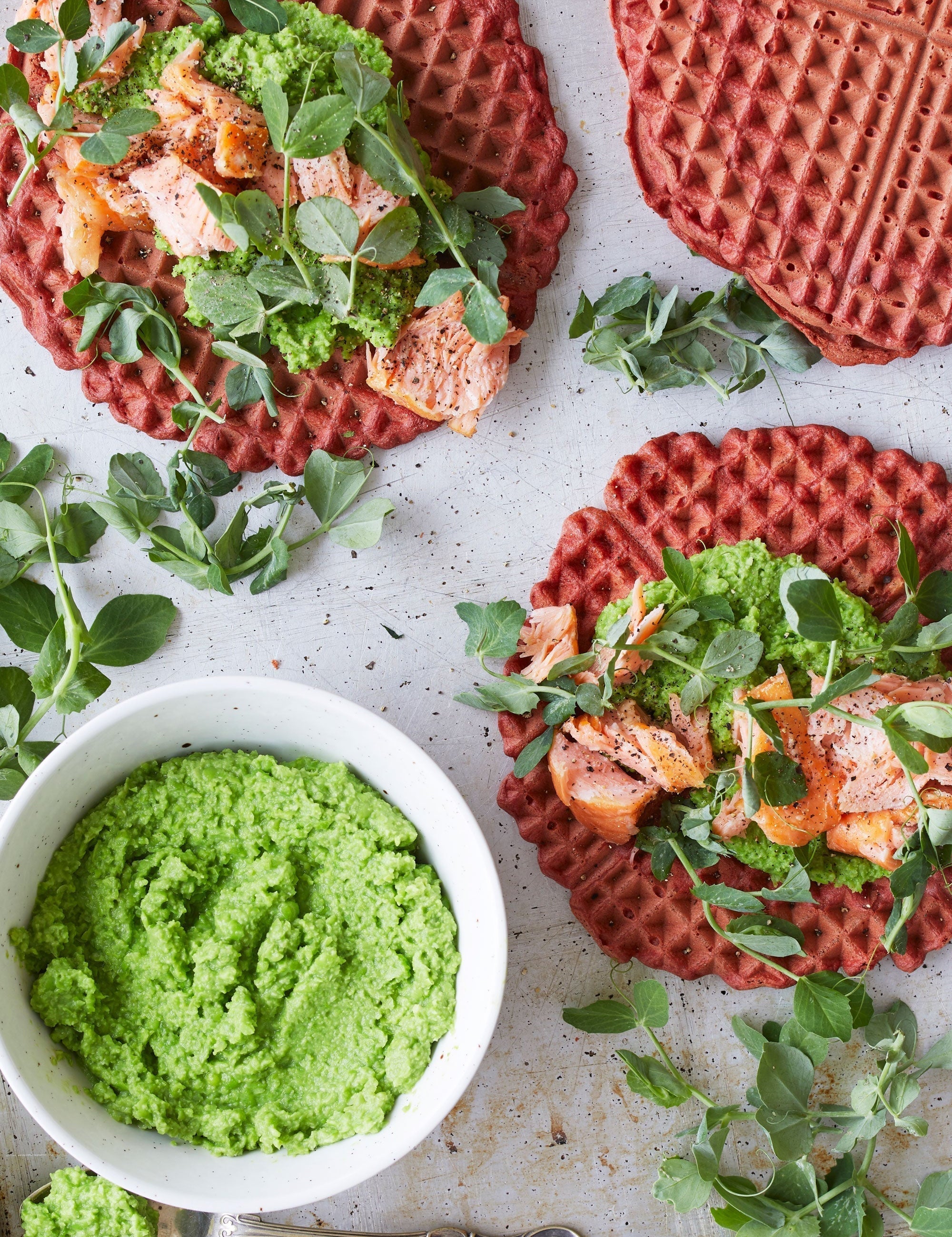 Rødbedevafler med ærtemos og laks