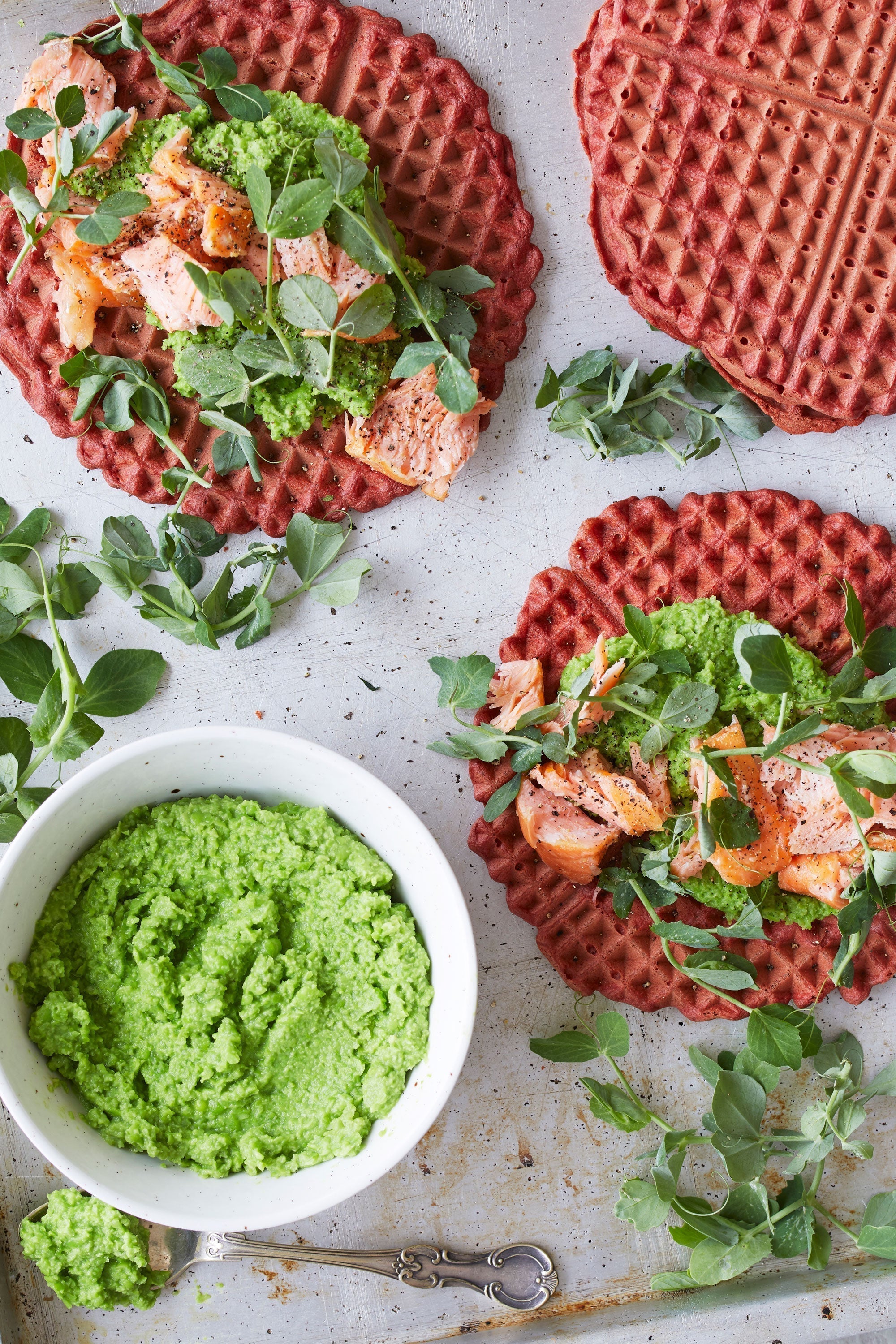 Rødbedevafler med ærtemos og laks