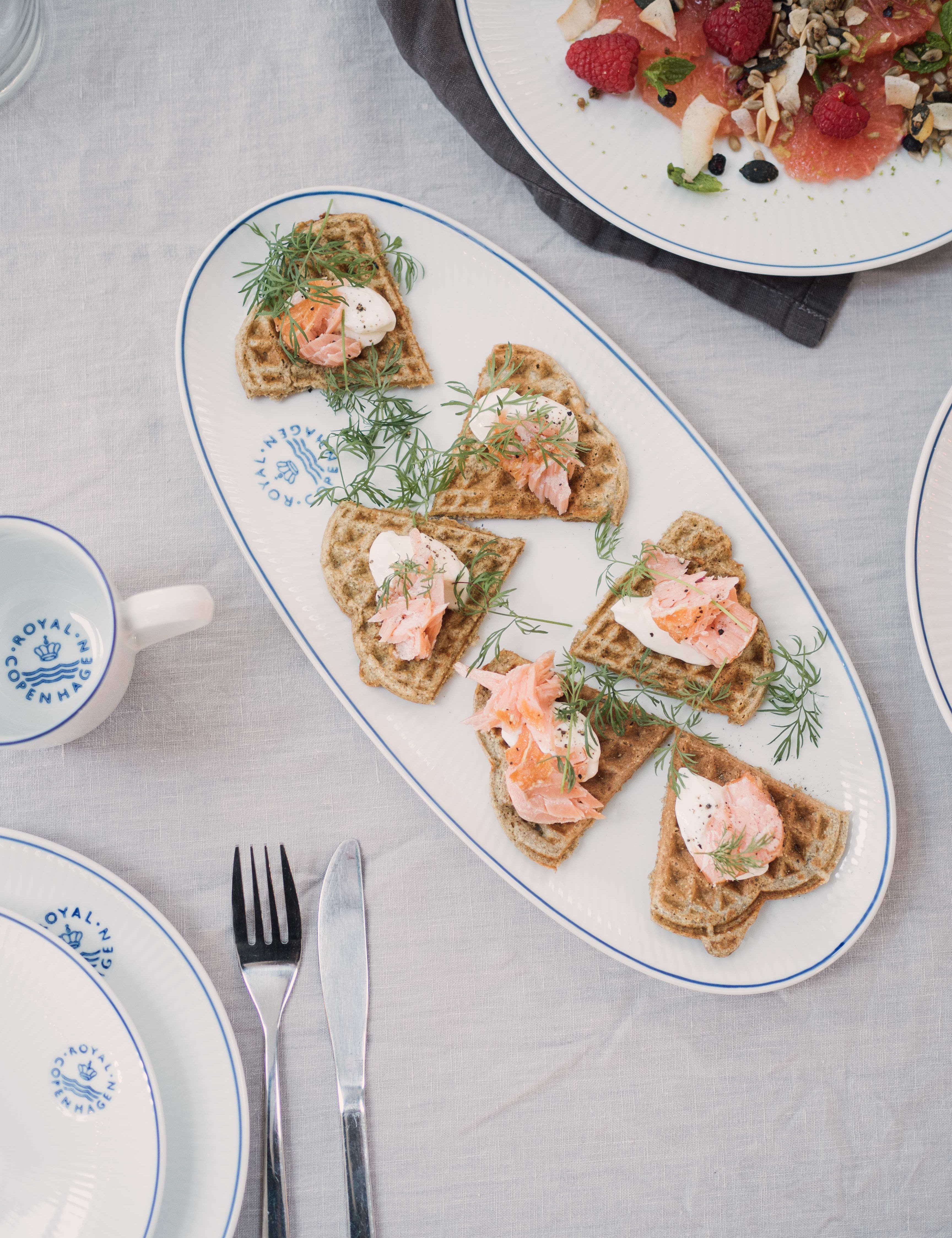 Rugvafler med varmrøget laks